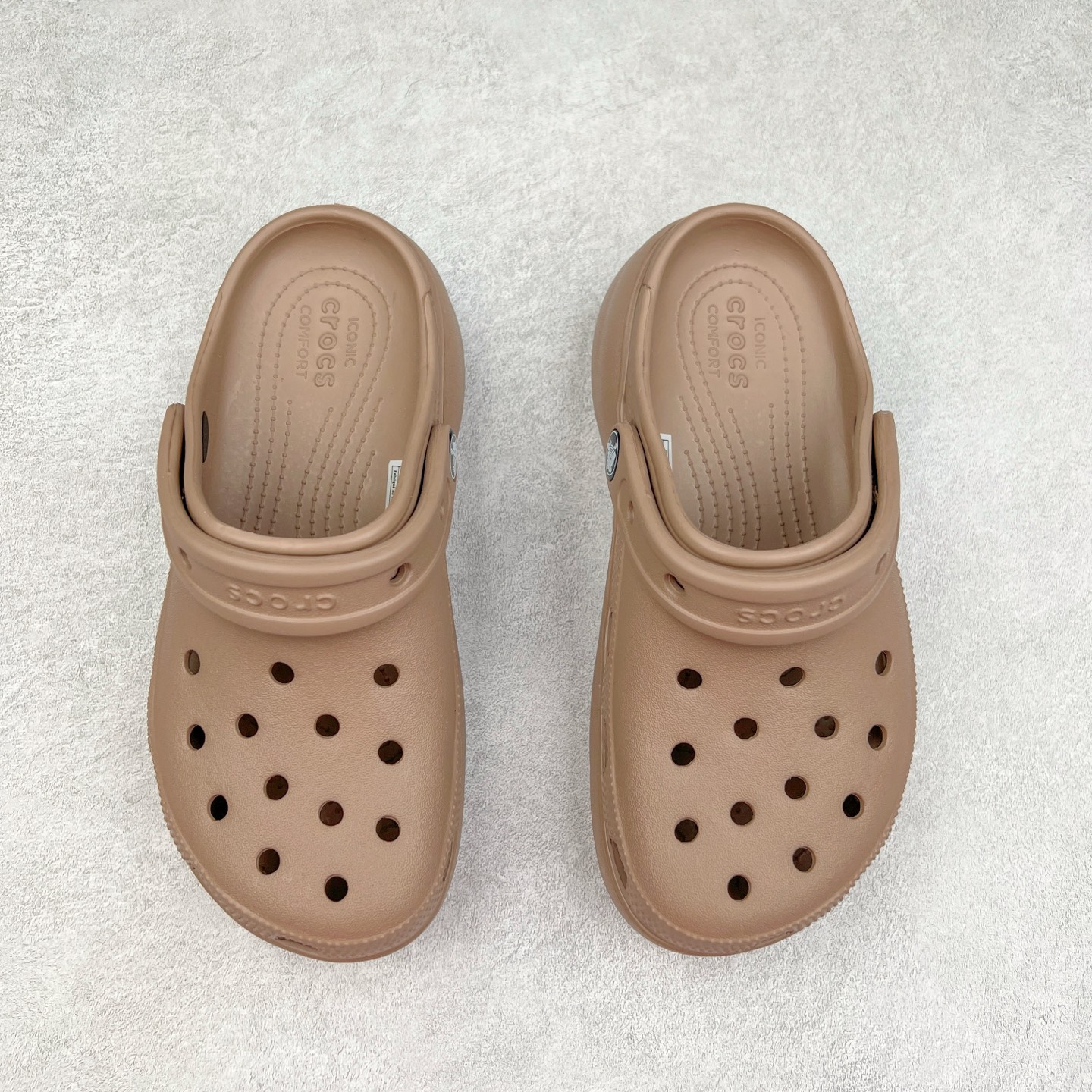 图片[2]-＃DG莞产 Crocs Classic Clog 卡骆驰云朵休闲沙滩洞洞拖鞋凉鞋 透明防水袋包装 注意配件需单独购买 超轻Croslite专利材料打造 鞋面更加耐用易清洗 该鞋款轻盈舒适 2002年 经典克骆格诞生 秉承外形简单 穿着舒适的初衷 不断为消费者带来舒适的穿着体验 穿出“趣”味 鞋面洞洞可搭彰显个性的智必星 一鞋两穿 可调节式后跟带增添鞋身的稳固性能 放前面变成愜意舒适的凉拖 放后面行走跑跳更加稳妥 Croslite ™材料 封闭式细胞树脂 能够在体温作用下自动变形以适应脚部形状 涉水性优秀的同时易于清洁 抓地力强 不易打滑 Crocs的核心理念：轻便 灵活 全方位的舒适感 同步官方尺码：M4（36-37） M5（37-38）M6（38-39）M7（39-40）-选品中心