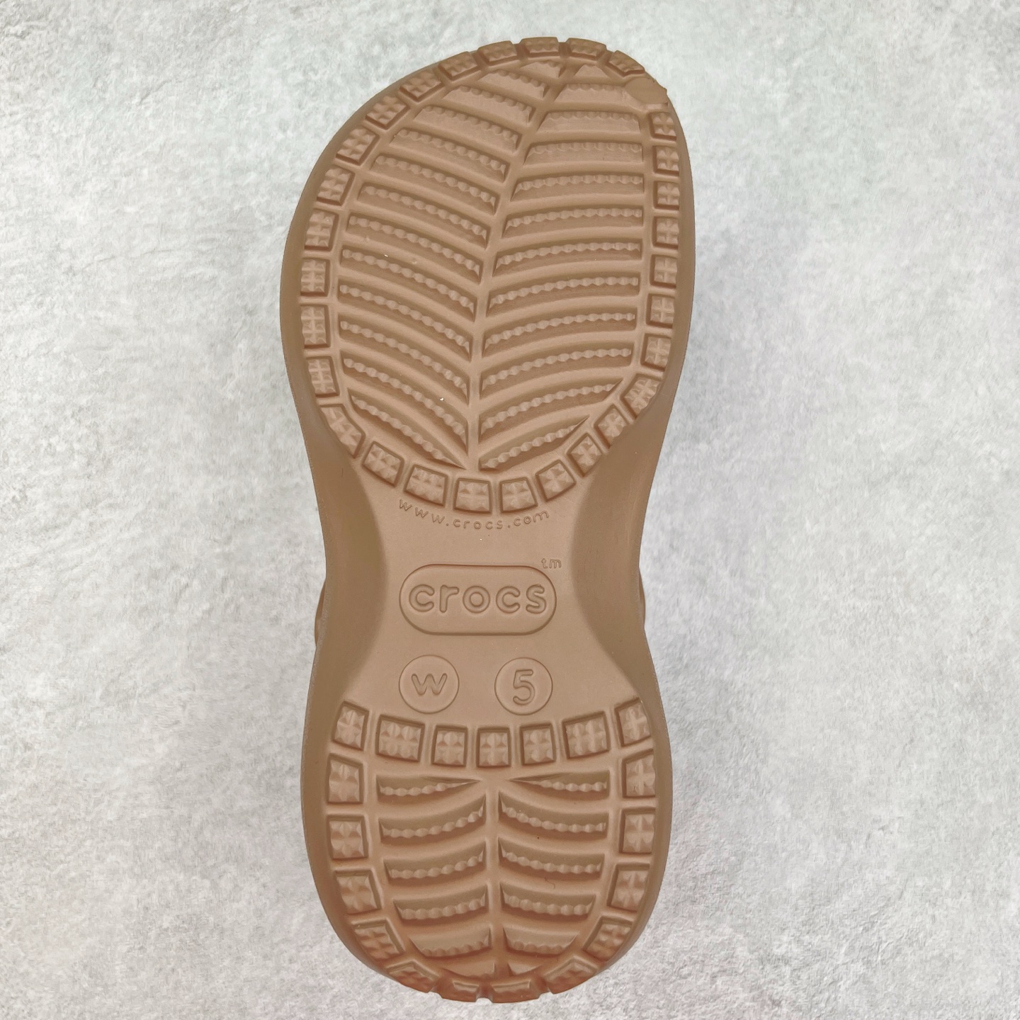 图片[9]-＃DG莞产 Crocs Classic Clog 卡骆驰云朵休闲沙滩洞洞拖鞋凉鞋 透明防水袋包装 注意配件需单独购买 超轻Croslite专利材料打造 鞋面更加耐用易清洗 该鞋款轻盈舒适 2002年 经典克骆格诞生 秉承外形简单 穿着舒适的初衷 不断为消费者带来舒适的穿着体验 穿出“趣”味 鞋面洞洞可搭彰显个性的智必星 一鞋两穿 可调节式后跟带增添鞋身的稳固性能 放前面变成愜意舒适的凉拖 放后面行走跑跳更加稳妥 Croslite ™材料 封闭式细胞树脂 能够在体温作用下自动变形以适应脚部形状 涉水性优秀的同时易于清洁 抓地力强 不易打滑 Crocs的核心理念：轻便 灵活 全方位的舒适感 同步官方尺码：M4（36-37） M5（37-38）M6（38-39）M7（39-40）-选品中心