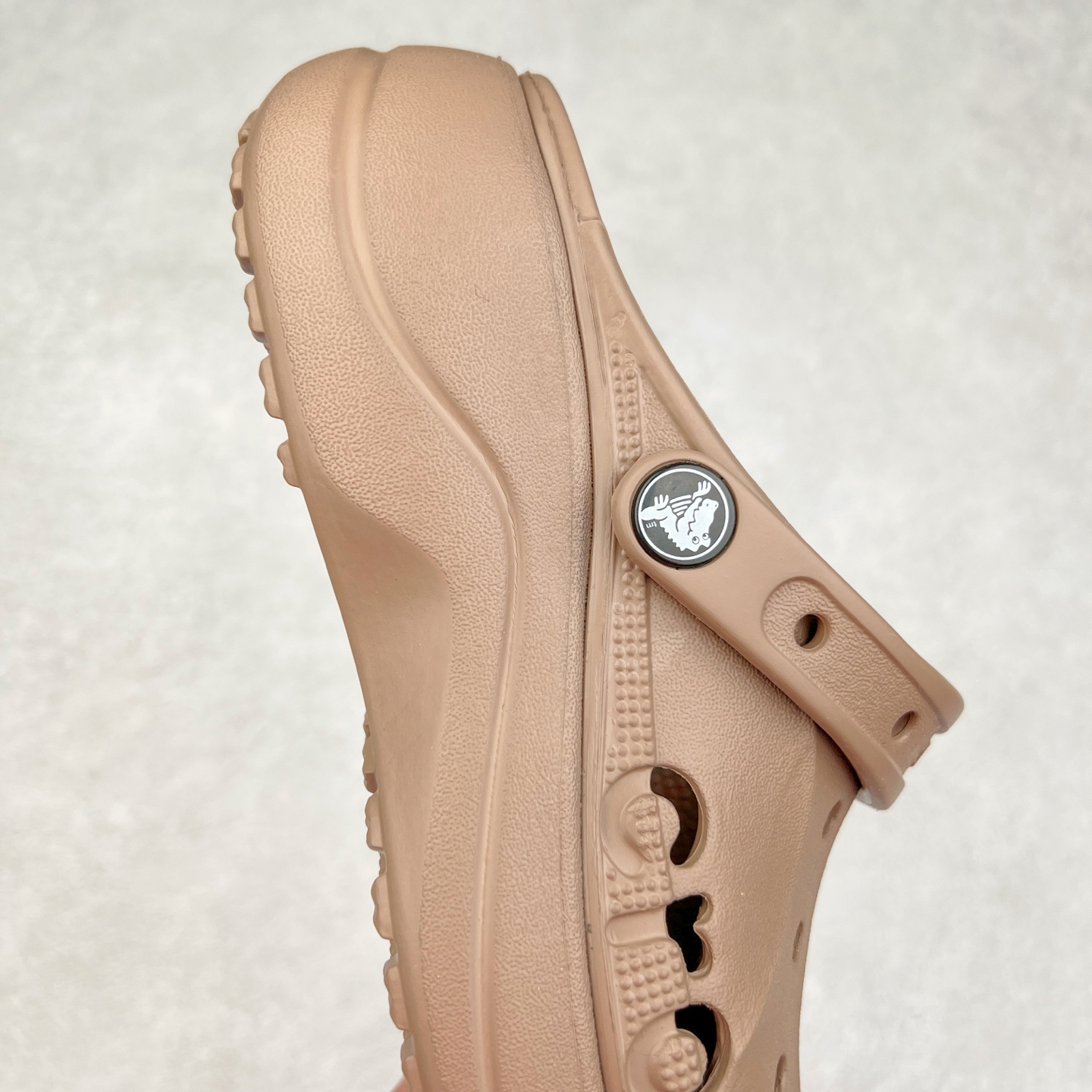 图片[6]-＃DG莞产 Crocs Baya Platform Clog 卡骆驰贝雅云彩休闲沙滩洞洞鞋拖鞋凉鞋鞋 透明防水袋包装 注意配件需单独购买 超轻Croslite专利材料打造 鞋面更加耐用易清洗 该鞋款轻盈舒适 2002年 经典克骆格诞生 秉承外形简单 穿着舒适的初衷 不断为消费者带来舒适的穿着体验 穿出“趣”味 鞋面洞洞可搭彰显个性的智必星 一鞋两穿 可调节式后跟带增添鞋身的稳固性能 放前面变成愜意舒适的凉拖 放后面行走跑跳更加稳妥 Croslite ™材料 封闭式细胞树脂 能够在体温作用下自动变形以适应脚部形状 涉水性优秀的同时易于清洁 抓地力强 不易打滑 Crocs的核心理念：轻便 灵活 全方位的舒适感 同步官方尺码：M4（36-37） M5（37-38）M6（38-39）M7（39-40）-选品中心