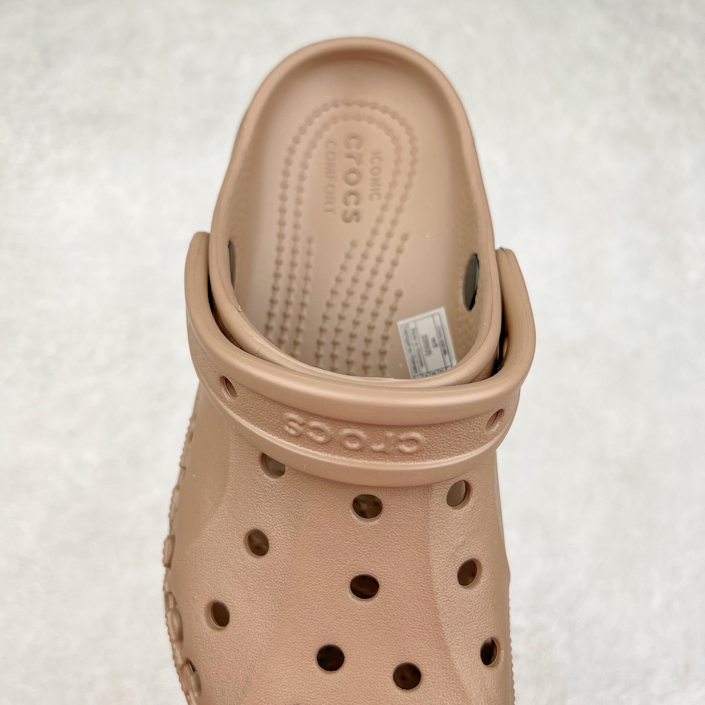 图片[5]-＃DG莞产 Crocs Baya Platform Clog 卡骆驰贝雅云彩休闲沙滩洞洞鞋拖鞋凉鞋鞋 透明防水袋包装 注意配件需单独购买 超轻Croslite专利材料打造 鞋面更加耐用易清洗 该鞋款轻盈舒适 2002年 经典克骆格诞生 秉承外形简单 穿着舒适的初衷 不断为消费者带来舒适的穿着体验 穿出“趣”味 鞋面洞洞可搭彰显个性的智必星 一鞋两穿 可调节式后跟带增添鞋身的稳固性能 放前面变成愜意舒适的凉拖 放后面行走跑跳更加稳妥 Croslite ™材料 封闭式细胞树脂 能够在体温作用下自动变形以适应脚部形状 涉水性优秀的同时易于清洁 抓地力强 不易打滑 Crocs的核心理念：轻便 灵活 全方位的舒适感 同步官方尺码：M4（36-37） M5（37-38）M6（38-39）M7（39-40）-选品中心