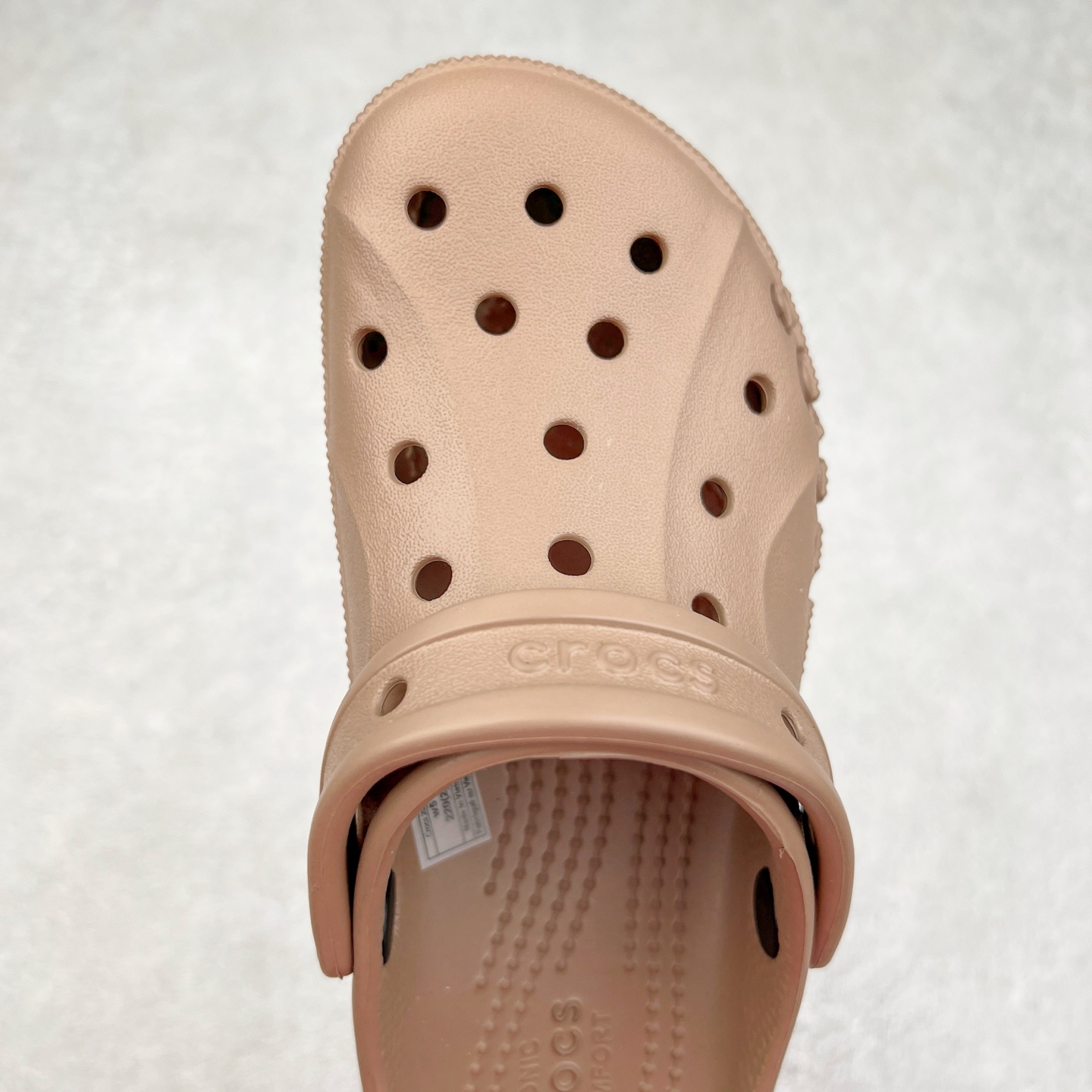 图片[4]-＃DG莞产 Crocs Baya Platform Clog 卡骆驰贝雅云彩休闲沙滩洞洞鞋拖鞋凉鞋鞋 透明防水袋包装 注意配件需单独购买 超轻Croslite专利材料打造 鞋面更加耐用易清洗 该鞋款轻盈舒适 2002年 经典克骆格诞生 秉承外形简单 穿着舒适的初衷 不断为消费者带来舒适的穿着体验 穿出“趣”味 鞋面洞洞可搭彰显个性的智必星 一鞋两穿 可调节式后跟带增添鞋身的稳固性能 放前面变成愜意舒适的凉拖 放后面行走跑跳更加稳妥 Croslite ™材料 封闭式细胞树脂 能够在体温作用下自动变形以适应脚部形状 涉水性优秀的同时易于清洁 抓地力强 不易打滑 Crocs的核心理念：轻便 灵活 全方位的舒适感 同步官方尺码：M4（36-37） M5（37-38）M6（38-39）M7（39-40）-选品中心