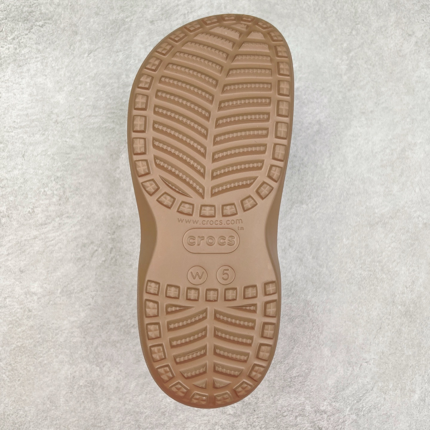 图片[9]-＃DG莞产 Crocs Baya Platform Clog 卡骆驰贝雅云彩休闲沙滩洞洞鞋拖鞋凉鞋鞋 透明防水袋包装 注意配件需单独购买 超轻Croslite专利材料打造 鞋面更加耐用易清洗 该鞋款轻盈舒适 2002年 经典克骆格诞生 秉承外形简单 穿着舒适的初衷 不断为消费者带来舒适的穿着体验 穿出“趣”味 鞋面洞洞可搭彰显个性的智必星 一鞋两穿 可调节式后跟带增添鞋身的稳固性能 放前面变成愜意舒适的凉拖 放后面行走跑跳更加稳妥 Croslite ™材料 封闭式细胞树脂 能够在体温作用下自动变形以适应脚部形状 涉水性优秀的同时易于清洁 抓地力强 不易打滑 Crocs的核心理念：轻便 灵活 全方位的舒适感 同步官方尺码：M4（36-37） M5（37-38）M6（38-39）M7（39-40）-选品中心