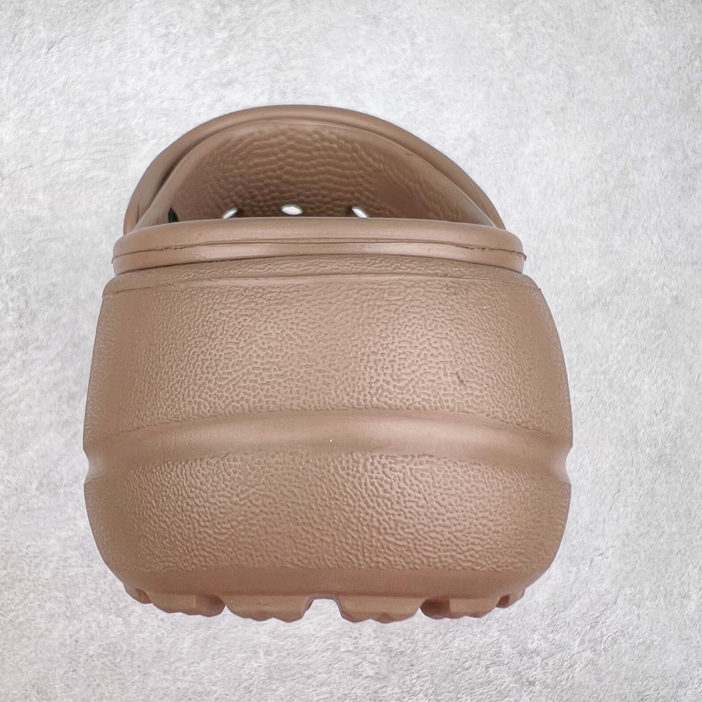 图片[8]-＃DG莞产 Crocs Baya Platform Clog 卡骆驰贝雅云彩休闲沙滩洞洞鞋拖鞋凉鞋鞋 透明防水袋包装 注意配件需单独购买 超轻Croslite专利材料打造 鞋面更加耐用易清洗 该鞋款轻盈舒适 2002年 经典克骆格诞生 秉承外形简单 穿着舒适的初衷 不断为消费者带来舒适的穿着体验 穿出“趣”味 鞋面洞洞可搭彰显个性的智必星 一鞋两穿 可调节式后跟带增添鞋身的稳固性能 放前面变成愜意舒适的凉拖 放后面行走跑跳更加稳妥 Croslite ™材料 封闭式细胞树脂 能够在体温作用下自动变形以适应脚部形状 涉水性优秀的同时易于清洁 抓地力强 不易打滑 Crocs的核心理念：轻便 灵活 全方位的舒适感 同步官方尺码：M4（36-37） M5（37-38）M6（38-39）M7（39-40）-选品中心