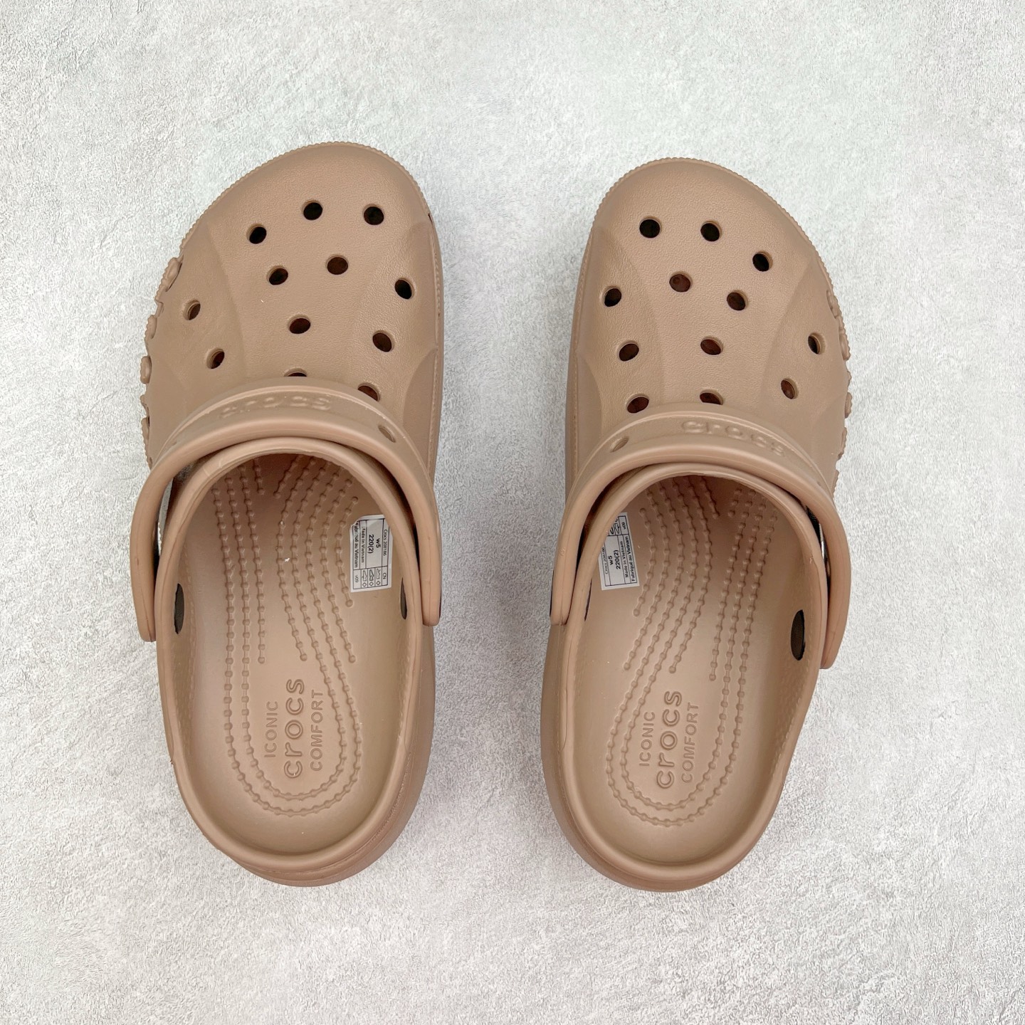 图片[3]-＃DG莞产 Crocs Baya Platform Clog 卡骆驰贝雅云彩休闲沙滩洞洞鞋拖鞋凉鞋鞋 透明防水袋包装 注意配件需单独购买 超轻Croslite专利材料打造 鞋面更加耐用易清洗 该鞋款轻盈舒适 2002年 经典克骆格诞生 秉承外形简单 穿着舒适的初衷 不断为消费者带来舒适的穿着体验 穿出“趣”味 鞋面洞洞可搭彰显个性的智必星 一鞋两穿 可调节式后跟带增添鞋身的稳固性能 放前面变成愜意舒适的凉拖 放后面行走跑跳更加稳妥 Croslite ™材料 封闭式细胞树脂 能够在体温作用下自动变形以适应脚部形状 涉水性优秀的同时易于清洁 抓地力强 不易打滑 Crocs的核心理念：轻便 灵活 全方位的舒适感 同步官方尺码：M4（36-37） M5（37-38）M6（38-39）M7（39-40）-选品中心