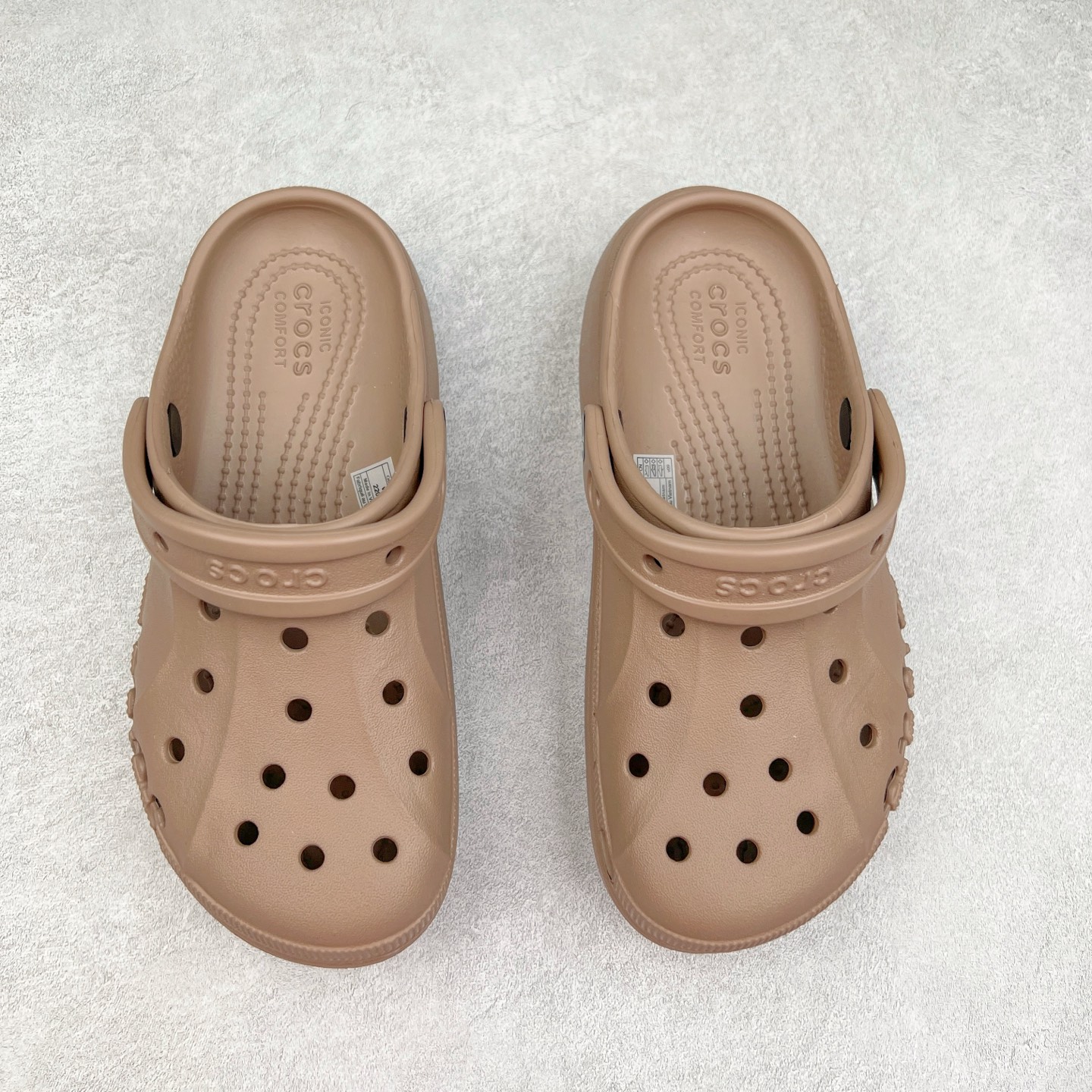 图片[2]-＃DG莞产 Crocs Baya Platform Clog 卡骆驰贝雅云彩休闲沙滩洞洞鞋拖鞋凉鞋鞋 透明防水袋包装 注意配件需单独购买 超轻Croslite专利材料打造 鞋面更加耐用易清洗 该鞋款轻盈舒适 2002年 经典克骆格诞生 秉承外形简单 穿着舒适的初衷 不断为消费者带来舒适的穿着体验 穿出“趣”味 鞋面洞洞可搭彰显个性的智必星 一鞋两穿 可调节式后跟带增添鞋身的稳固性能 放前面变成愜意舒适的凉拖 放后面行走跑跳更加稳妥 Croslite ™材料 封闭式细胞树脂 能够在体温作用下自动变形以适应脚部形状 涉水性优秀的同时易于清洁 抓地力强 不易打滑 Crocs的核心理念：轻便 灵活 全方位的舒适感 同步官方尺码：M4（36-37） M5（37-38）M6（38-39）M7（39-40）-选品中心