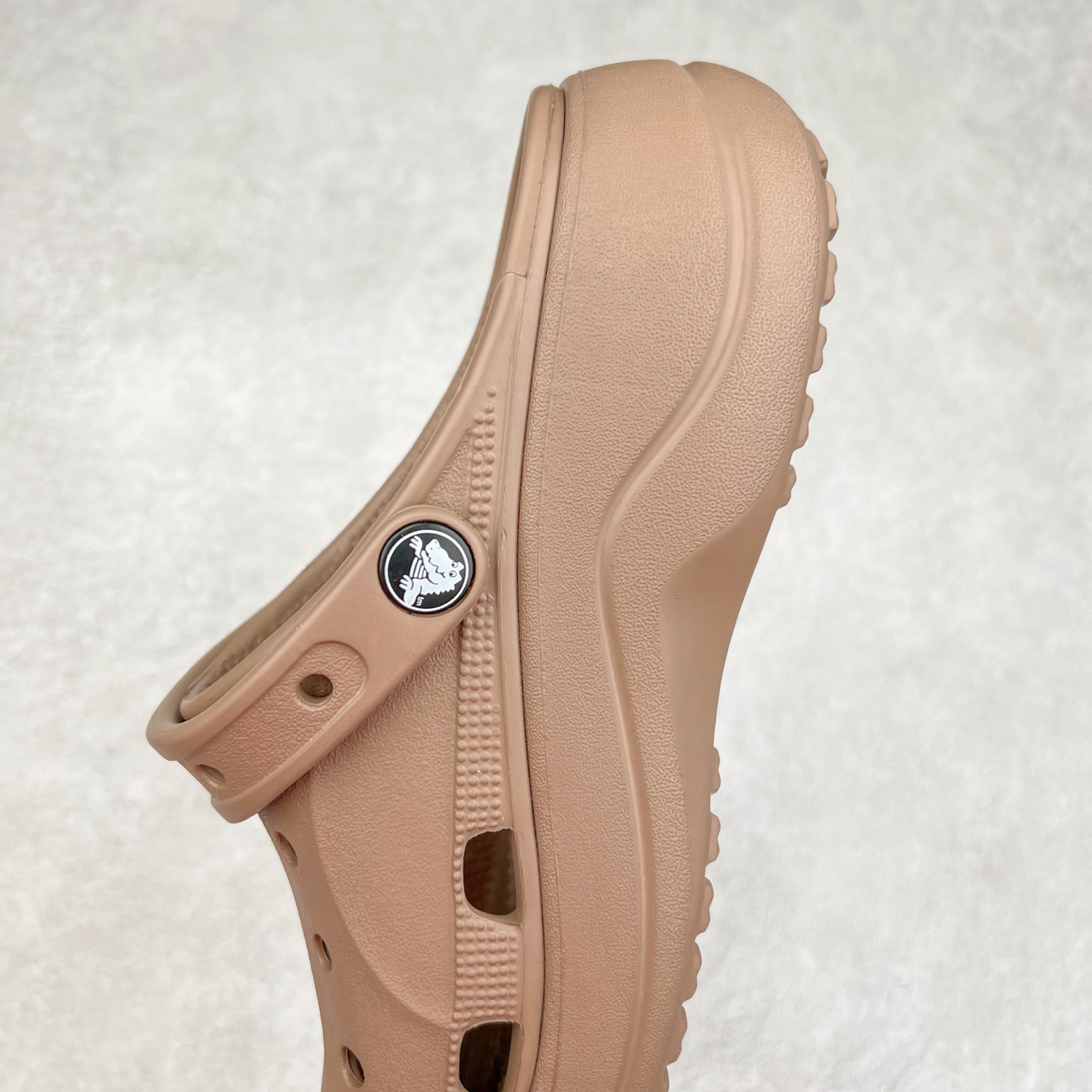 图片[7]-＃DG莞产 Crocs Baya Platform Clog 卡骆驰贝雅云彩休闲沙滩洞洞鞋拖鞋凉鞋鞋 透明防水袋包装 注意配件需单独购买 超轻Croslite专利材料打造 鞋面更加耐用易清洗 该鞋款轻盈舒适 2002年 经典克骆格诞生 秉承外形简单 穿着舒适的初衷 不断为消费者带来舒适的穿着体验 穿出“趣”味 鞋面洞洞可搭彰显个性的智必星 一鞋两穿 可调节式后跟带增添鞋身的稳固性能 放前面变成愜意舒适的凉拖 放后面行走跑跳更加稳妥 Croslite ™材料 封闭式细胞树脂 能够在体温作用下自动变形以适应脚部形状 涉水性优秀的同时易于清洁 抓地力强 不易打滑 Crocs的核心理念：轻便 灵活 全方位的舒适感 同步官方尺码：M4（36-37） M5（37-38）M6（38-39）M7（39-40）-选品中心