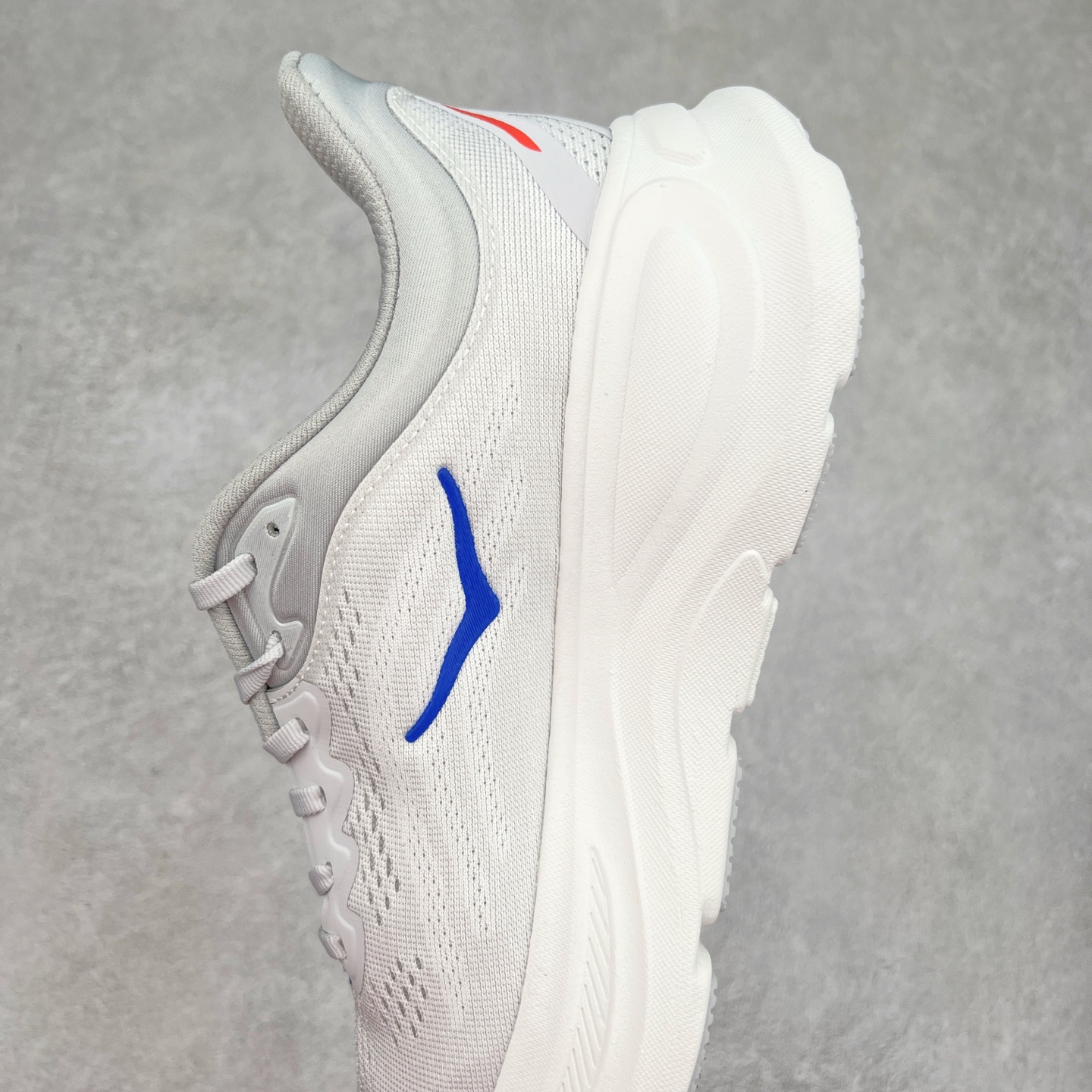 图片[7]-HOKA ONE ONE Bondi 9 WIDE 邦迪九代舒适防滑耐磨低帮休闲跑步鞋 HOKA ONE ONE是来自美国的跑步鞋知名品牌，创立于2009年，始终致力于为所有跑者提供更新、更好的跑步装备。相比常规跑鞋，HOKA ONE ONE特别研发使用性能独特的几何形跑鞋中底，此种鞋底更厚、更高、回弹性也更好，除了卓越的缓冲性能，它还能內各种阶段的跑者带来更具动感、更加稳定的跑步体验。HOKAONE ONE从设计之初就清楚意识到，要保证跑者步幅的均匀一致，双脚自然而然的运动至关重要。尺码：36 36.5 37.5 38 38.5 39 40 40.5 41 42 42.5 43 44 44.5 45-选品中心