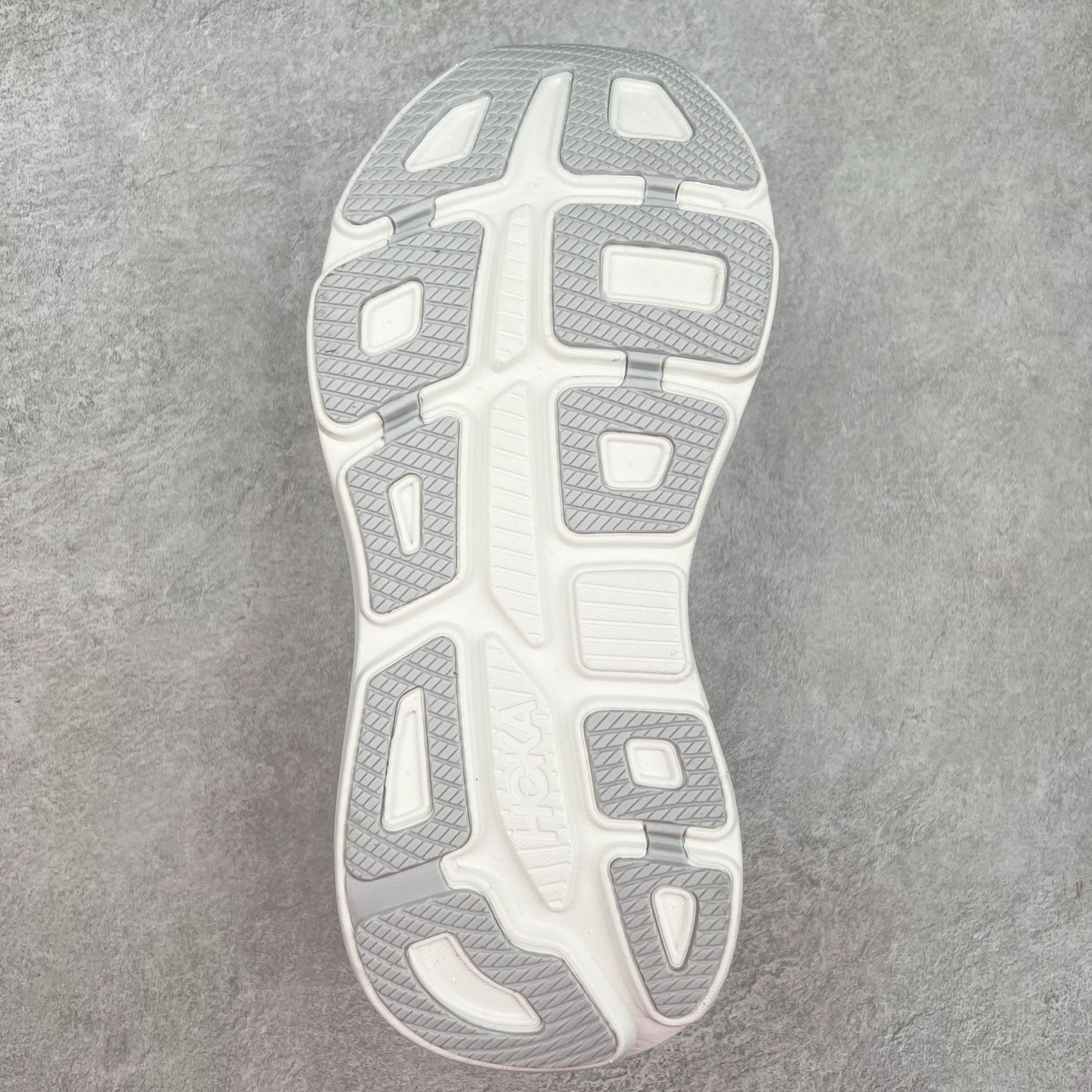 图片[9]-HOKA ONE ONE Bondi 9 WIDE 邦迪九代舒适防滑耐磨低帮休闲跑步鞋 HOKA ONE ONE是来自美国的跑步鞋知名品牌，创立于2009年，始终致力于为所有跑者提供更新、更好的跑步装备。相比常规跑鞋，HOKA ONE ONE特别研发使用性能独特的几何形跑鞋中底，此种鞋底更厚、更高、回弹性也更好，除了卓越的缓冲性能，它还能內各种阶段的跑者带来更具动感、更加稳定的跑步体验。HOKAONE ONE从设计之初就清楚意识到，要保证跑者步幅的均匀一致，双脚自然而然的运动至关重要。尺码：36 36.5 37.5 38 38.5 39 40 40.5 41 42 42.5 43 44 44.5 45-选品中心