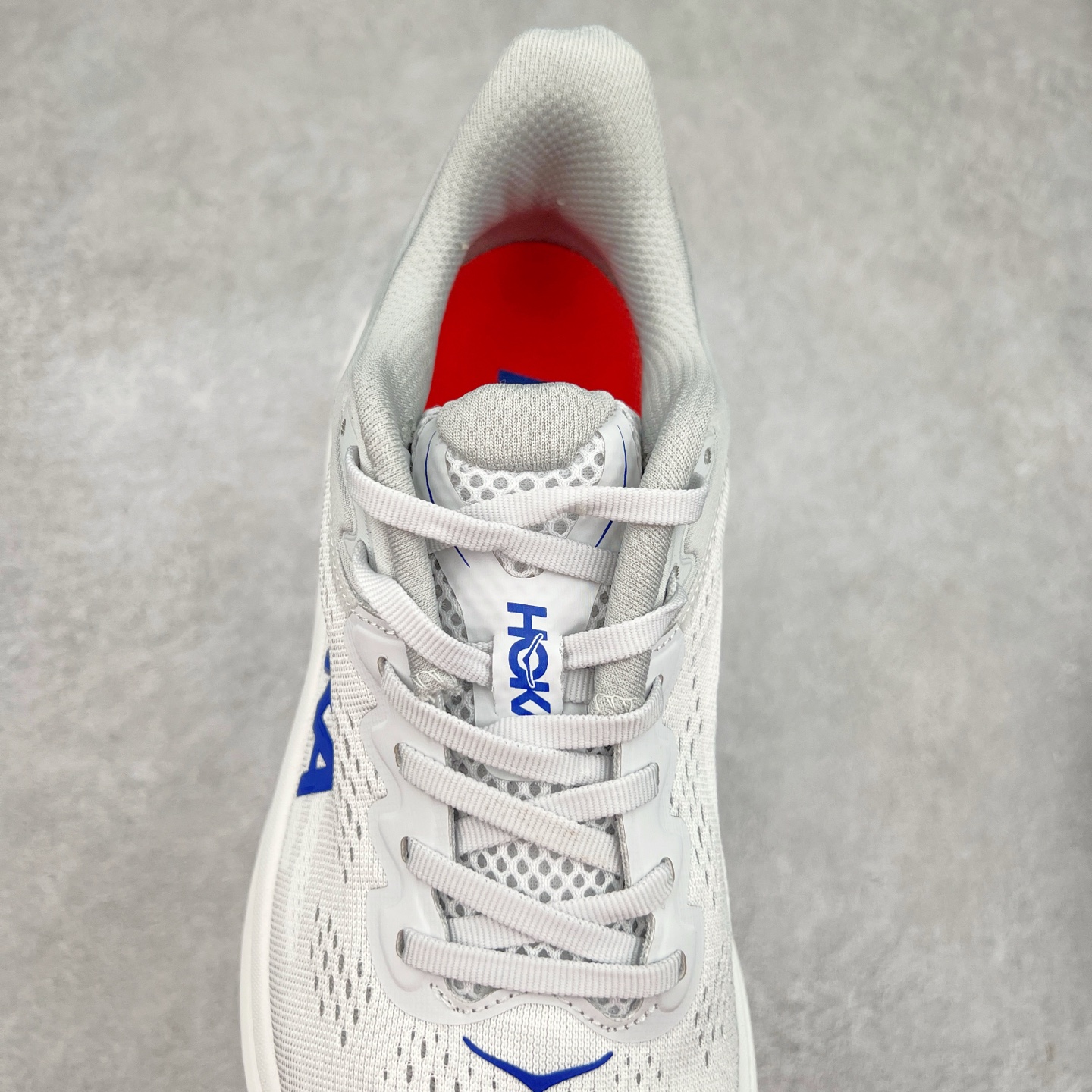 图片[5]-HOKA ONE ONE Bondi 9 WIDE 邦迪九代舒适防滑耐磨低帮休闲跑步鞋 HOKA ONE ONE是来自美国的跑步鞋知名品牌，创立于2009年，始终致力于为所有跑者提供更新、更好的跑步装备。相比常规跑鞋，HOKA ONE ONE特别研发使用性能独特的几何形跑鞋中底，此种鞋底更厚、更高、回弹性也更好，除了卓越的缓冲性能，它还能內各种阶段的跑者带来更具动感、更加稳定的跑步体验。HOKAONE ONE从设计之初就清楚意识到，要保证跑者步幅的均匀一致，双脚自然而然的运动至关重要。尺码：36 36.5 37.5 38 38.5 39 40 40.5 41 42 42.5 43 44 44.5 45-选品中心