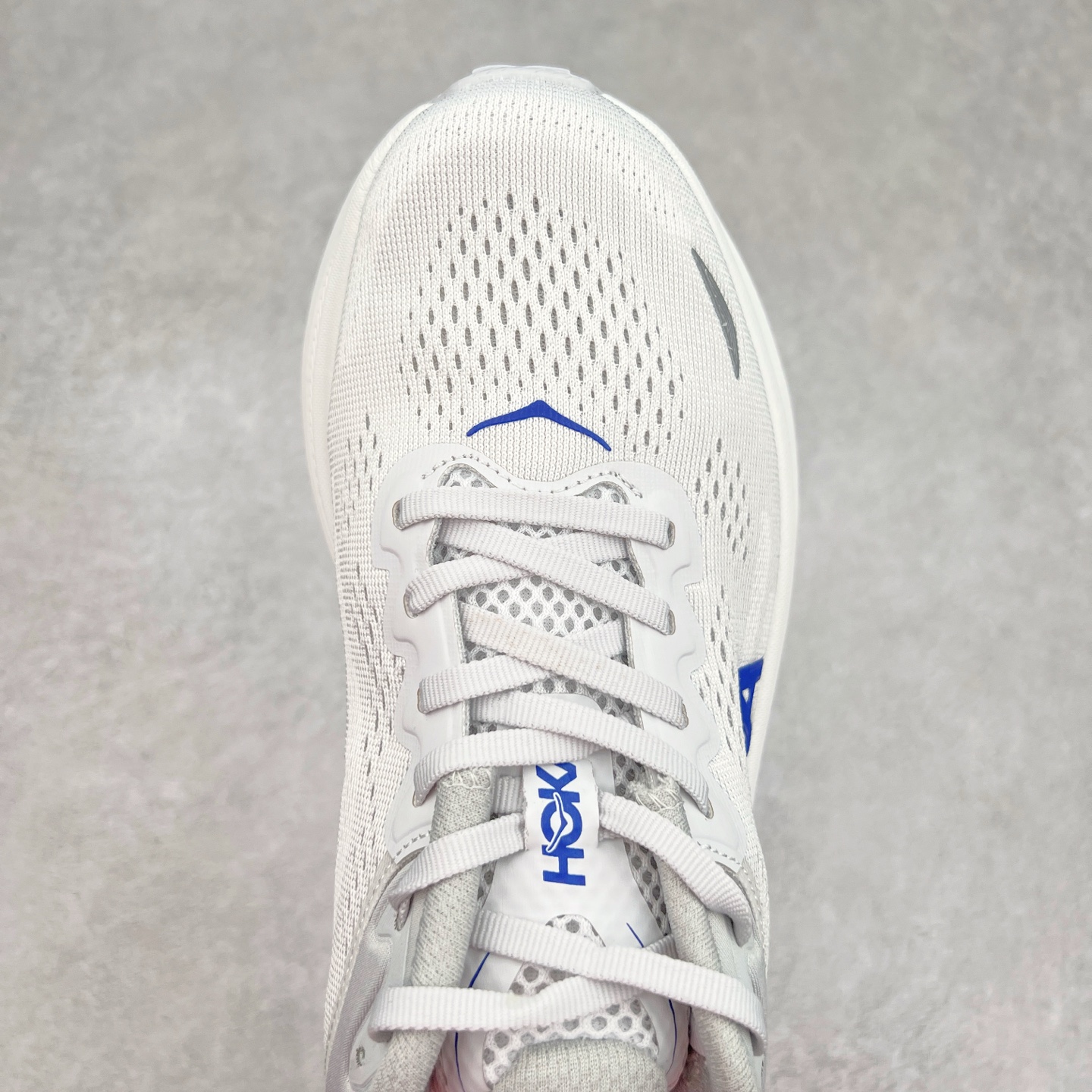 图片[4]-HOKA ONE ONE Bondi 9 WIDE 邦迪九代舒适防滑耐磨低帮休闲跑步鞋 HOKA ONE ONE是来自美国的跑步鞋知名品牌，创立于2009年，始终致力于为所有跑者提供更新、更好的跑步装备。相比常规跑鞋，HOKA ONE ONE特别研发使用性能独特的几何形跑鞋中底，此种鞋底更厚、更高、回弹性也更好，除了卓越的缓冲性能，它还能內各种阶段的跑者带来更具动感、更加稳定的跑步体验。HOKAONE ONE从设计之初就清楚意识到，要保证跑者步幅的均匀一致，双脚自然而然的运动至关重要。尺码：36 36.5 37.5 38 38.5 39 40 40.5 41 42 42.5 43 44 44.5 45-选品中心