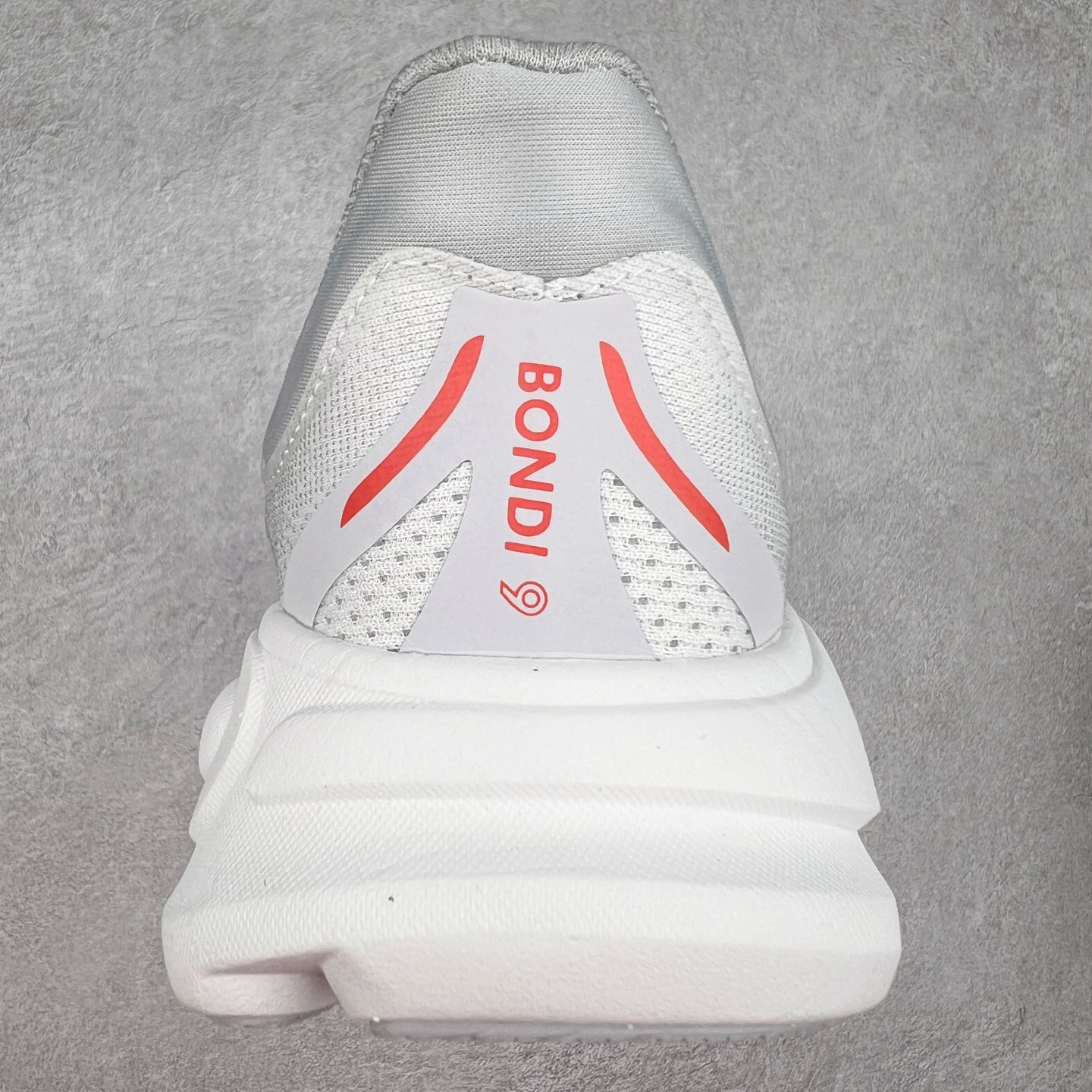 图片[8]-HOKA ONE ONE Bondi 9 WIDE 邦迪九代舒适防滑耐磨低帮休闲跑步鞋 HOKA ONE ONE是来自美国的跑步鞋知名品牌，创立于2009年，始终致力于为所有跑者提供更新、更好的跑步装备。相比常规跑鞋，HOKA ONE ONE特别研发使用性能独特的几何形跑鞋中底，此种鞋底更厚、更高、回弹性也更好，除了卓越的缓冲性能，它还能內各种阶段的跑者带来更具动感、更加稳定的跑步体验。HOKAONE ONE从设计之初就清楚意识到，要保证跑者步幅的均匀一致，双脚自然而然的运动至关重要。尺码：36 36.5 37.5 38 38.5 39 40 40.5 41 42 42.5 43 44 44.5 45-选品中心