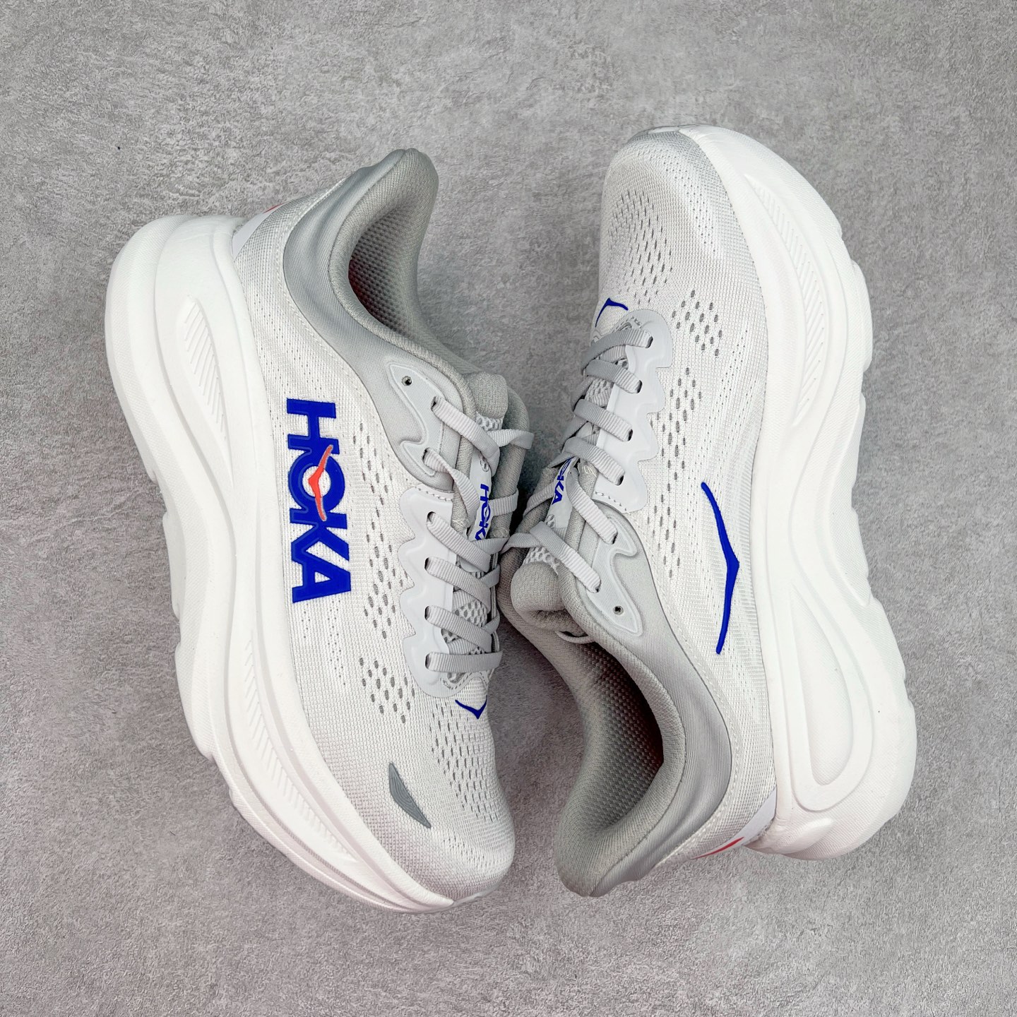图片[3]-HOKA ONE ONE Bondi 9 WIDE 邦迪九代舒适防滑耐磨低帮休闲跑步鞋 HOKA ONE ONE是来自美国的跑步鞋知名品牌，创立于2009年，始终致力于为所有跑者提供更新、更好的跑步装备。相比常规跑鞋，HOKA ONE ONE特别研发使用性能独特的几何形跑鞋中底，此种鞋底更厚、更高、回弹性也更好，除了卓越的缓冲性能，它还能內各种阶段的跑者带来更具动感、更加稳定的跑步体验。HOKAONE ONE从设计之初就清楚意识到，要保证跑者步幅的均匀一致，双脚自然而然的运动至关重要。尺码：36 36.5 37.5 38 38.5 39 40 40.5 41 42 42.5 43 44 44.5 45-选品中心