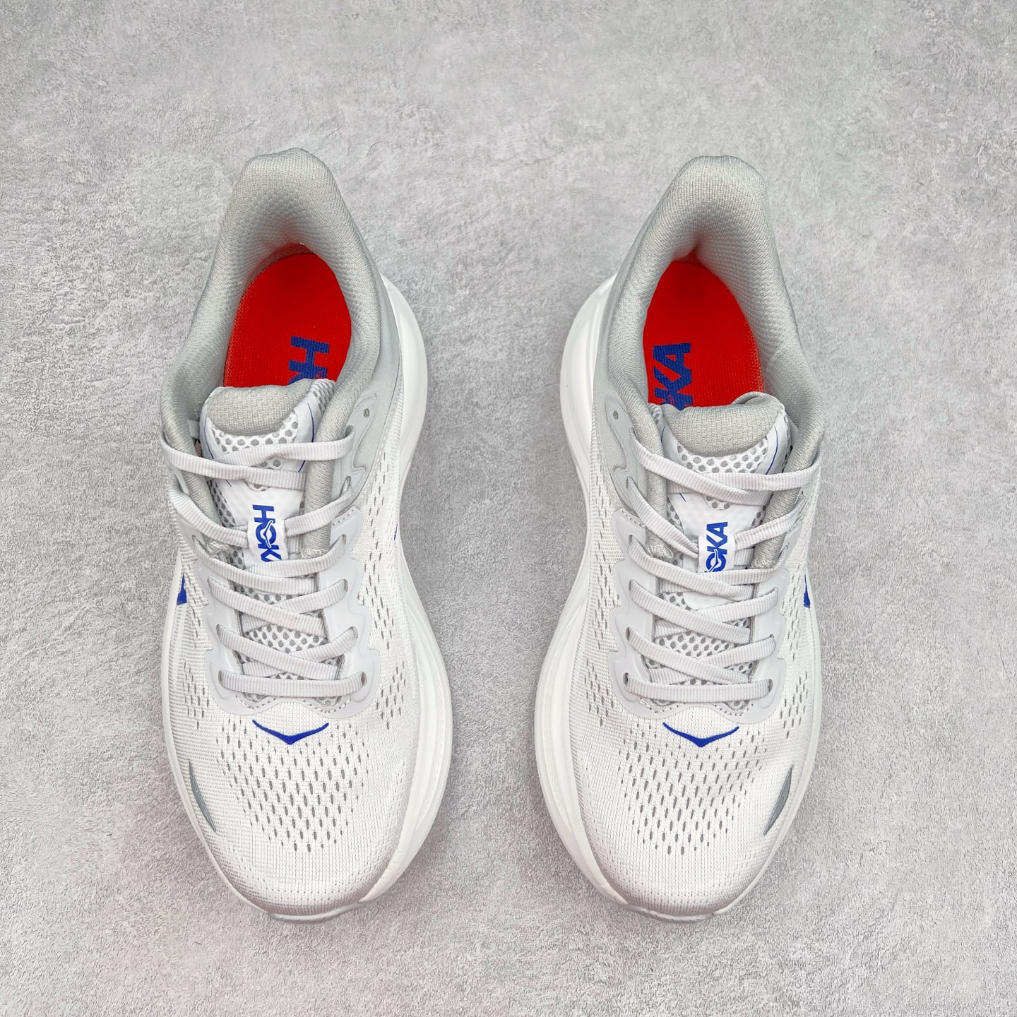 图片[2]-HOKA ONE ONE Bondi 9 WIDE 邦迪九代舒适防滑耐磨低帮休闲跑步鞋 HOKA ONE ONE是来自美国的跑步鞋知名品牌，创立于2009年，始终致力于为所有跑者提供更新、更好的跑步装备。相比常规跑鞋，HOKA ONE ONE特别研发使用性能独特的几何形跑鞋中底，此种鞋底更厚、更高、回弹性也更好，除了卓越的缓冲性能，它还能內各种阶段的跑者带来更具动感、更加稳定的跑步体验。HOKAONE ONE从设计之初就清楚意识到，要保证跑者步幅的均匀一致，双脚自然而然的运动至关重要。尺码：36 36.5 37.5 38 38.5 39 40 40.5 41 42 42.5 43 44 44.5 45-选品中心