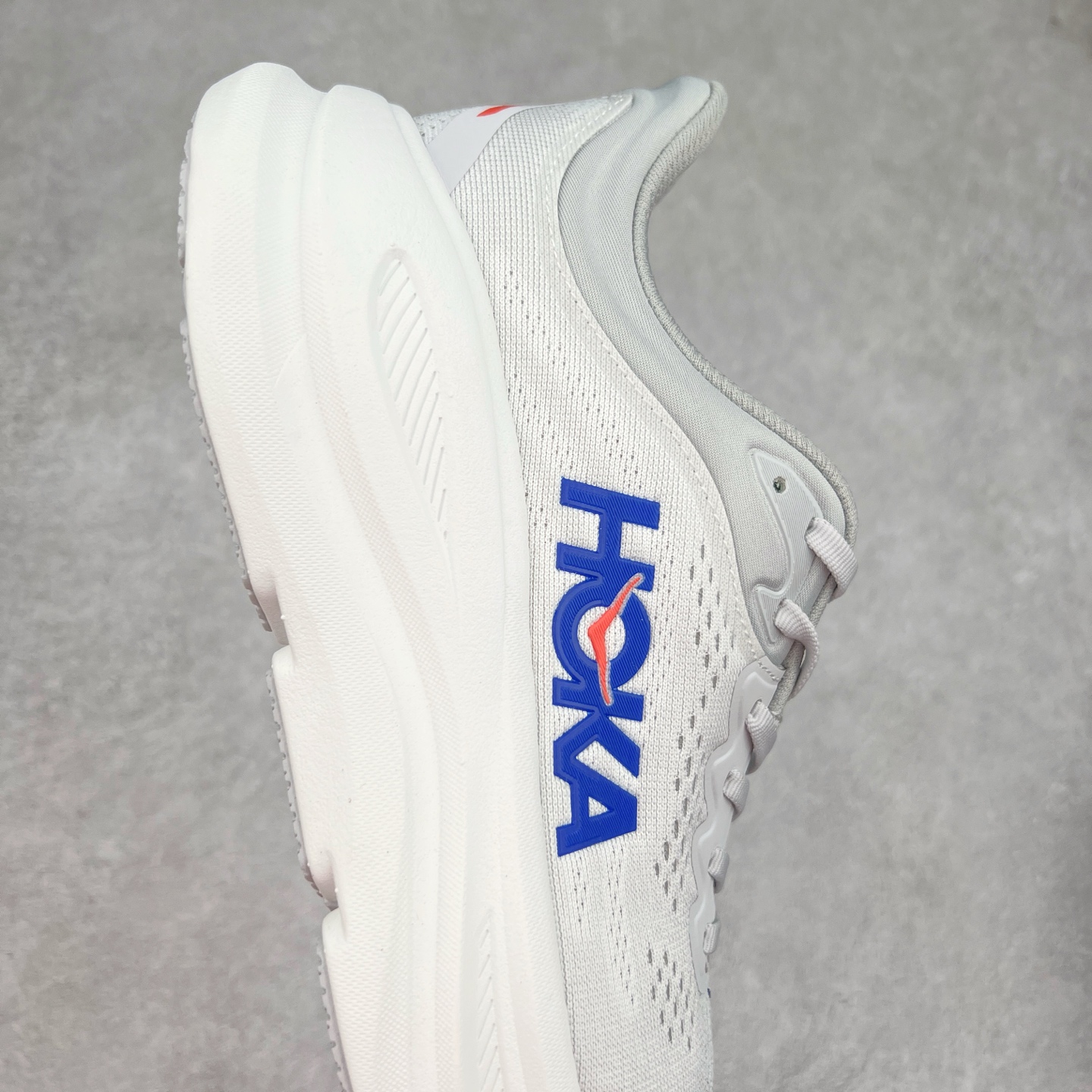 图片[6]-HOKA ONE ONE Bondi 9 WIDE 邦迪九代舒适防滑耐磨低帮休闲跑步鞋 HOKA ONE ONE是来自美国的跑步鞋知名品牌，创立于2009年，始终致力于为所有跑者提供更新、更好的跑步装备。相比常规跑鞋，HOKA ONE ONE特别研发使用性能独特的几何形跑鞋中底，此种鞋底更厚、更高、回弹性也更好，除了卓越的缓冲性能，它还能內各种阶段的跑者带来更具动感、更加稳定的跑步体验。HOKAONE ONE从设计之初就清楚意识到，要保证跑者步幅的均匀一致，双脚自然而然的运动至关重要。尺码：36 36.5 37.5 38 38.5 39 40 40.5 41 42 42.5 43 44 44.5 45-选品中心