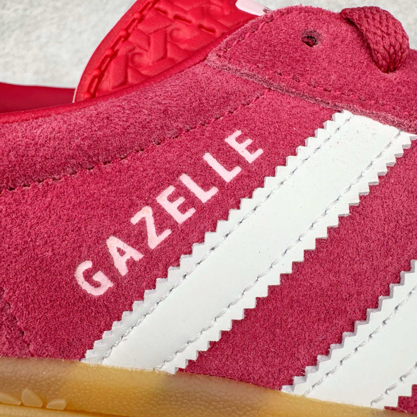 图片[17]-＃CS纯原 AD Originals Gazelle Bold W 羚羊松糕系列复古百搭厚底增高低帮休闲运动板鞋 ID6997 新的一年就要换新的打扮啦！除了设定变美、健身、减肥等目标外，你已经可以利用鞋子来“偷偷改善身材比例”的愿望了！ 因为有一句话。身高不够。鞋子来凑~赶快入手以下各大运动品牌最新推出的“厚底增高运动鞋”吧。 是最好穿最百搭的长腿神器。 重点是……不仅价格不错～鞋子也不错啊！Originals的Gazelle Bold鞋款打造出「超厚底版本」！延续流线鞋型、经典麂皮材质、白色三条线和侧面烫金标志的复古外型，奶油白鞋底高度直接乘3，出门搭上它，保证一路步步高升。尺码：36 36⅔ 37⅓ 38 38⅔ 39⅓ 40-选品中心