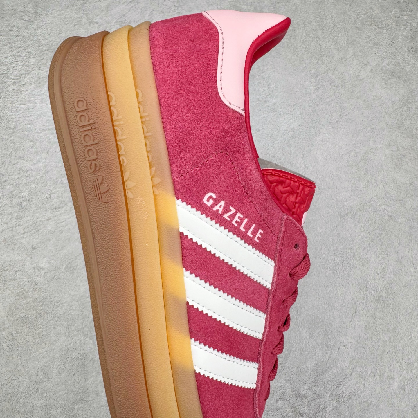 图片[6]-＃CS纯原 AD Originals Gazelle Bold W 羚羊松糕系列复古百搭厚底增高低帮休闲运动板鞋 ID6997 新的一年就要换新的打扮啦！除了设定变美、健身、减肥等目标外，你已经可以利用鞋子来“偷偷改善身材比例”的愿望了！ 因为有一句话。身高不够。鞋子来凑~赶快入手以下各大运动品牌最新推出的“厚底增高运动鞋”吧。 是最好穿最百搭的长腿神器。 重点是……不仅价格不错～鞋子也不错啊！Originals的Gazelle Bold鞋款打造出「超厚底版本」！延续流线鞋型、经典麂皮材质、白色三条线和侧面烫金标志的复古外型，奶油白鞋底高度直接乘3，出门搭上它，保证一路步步高升。尺码：36 36⅔ 37⅓ 38 38⅔ 39⅓ 40-选品中心