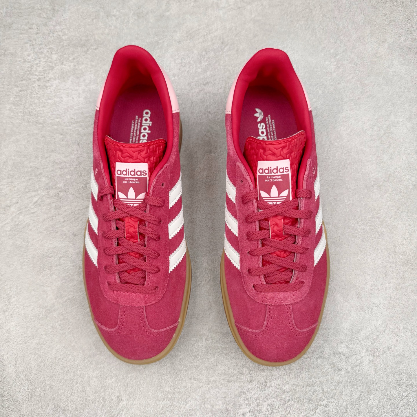 图片[2]-＃CS纯原 AD Originals Gazelle Bold W 羚羊松糕系列复古百搭厚底增高低帮休闲运动板鞋 ID6997 新的一年就要换新的打扮啦！除了设定变美、健身、减肥等目标外，你已经可以利用鞋子来“偷偷改善身材比例”的愿望了！ 因为有一句话。身高不够。鞋子来凑~赶快入手以下各大运动品牌最新推出的“厚底增高运动鞋”吧。 是最好穿最百搭的长腿神器。 重点是……不仅价格不错～鞋子也不错啊！Originals的Gazelle Bold鞋款打造出「超厚底版本」！延续流线鞋型、经典麂皮材质、白色三条线和侧面烫金标志的复古外型，奶油白鞋底高度直接乘3，出门搭上它，保证一路步步高升。尺码：36 36⅔ 37⅓ 38 38⅔ 39⅓ 40-选品中心