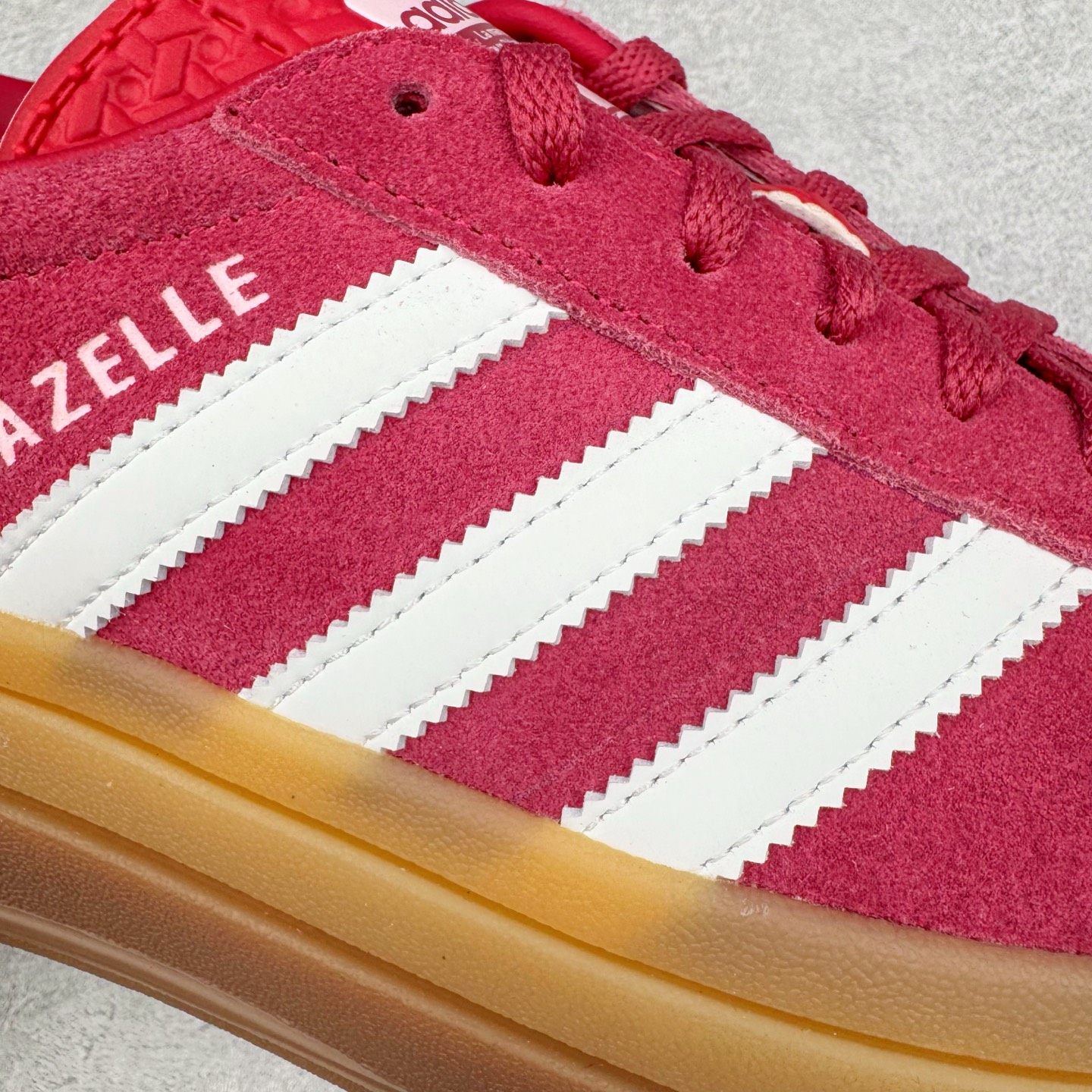 图片[16]-＃CS纯原 AD Originals Gazelle Bold W 羚羊松糕系列复古百搭厚底增高低帮休闲运动板鞋 ID6997 新的一年就要换新的打扮啦！除了设定变美、健身、减肥等目标外，你已经可以利用鞋子来“偷偷改善身材比例”的愿望了！ 因为有一句话。身高不够。鞋子来凑~赶快入手以下各大运动品牌最新推出的“厚底增高运动鞋”吧。 是最好穿最百搭的长腿神器。 重点是……不仅价格不错～鞋子也不错啊！Originals的Gazelle Bold鞋款打造出「超厚底版本」！延续流线鞋型、经典麂皮材质、白色三条线和侧面烫金标志的复古外型，奶油白鞋底高度直接乘3，出门搭上它，保证一路步步高升。尺码：36 36⅔ 37⅓ 38 38⅔ 39⅓ 40-选品中心