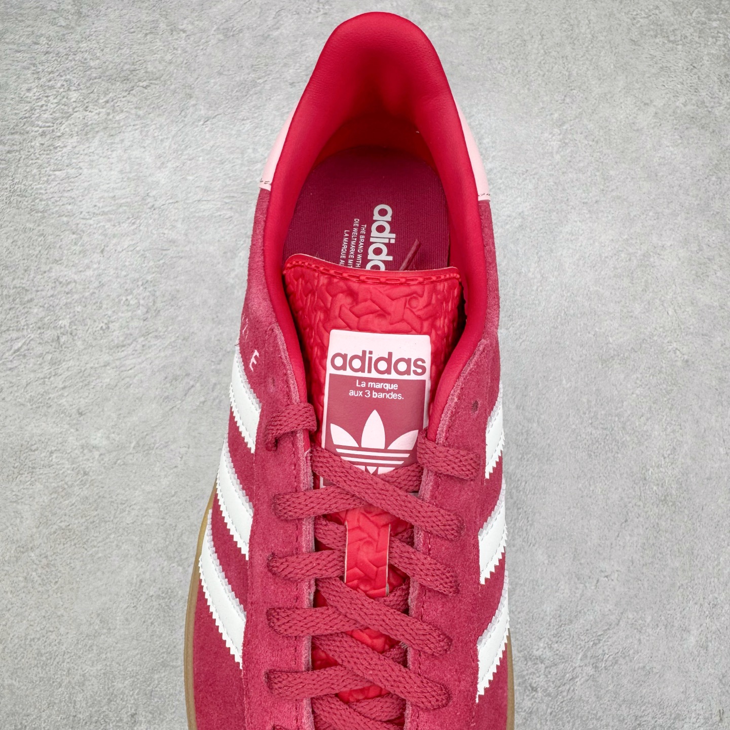 图片[5]-＃CS纯原 AD Originals Gazelle Bold W 羚羊松糕系列复古百搭厚底增高低帮休闲运动板鞋 ID6997 新的一年就要换新的打扮啦！除了设定变美、健身、减肥等目标外，你已经可以利用鞋子来“偷偷改善身材比例”的愿望了！ 因为有一句话。身高不够。鞋子来凑~赶快入手以下各大运动品牌最新推出的“厚底增高运动鞋”吧。 是最好穿最百搭的长腿神器。 重点是……不仅价格不错～鞋子也不错啊！Originals的Gazelle Bold鞋款打造出「超厚底版本」！延续流线鞋型、经典麂皮材质、白色三条线和侧面烫金标志的复古外型，奶油白鞋底高度直接乘3，出门搭上它，保证一路步步高升。尺码：36 36⅔ 37⅓ 38 38⅔ 39⅓ 40-选品中心