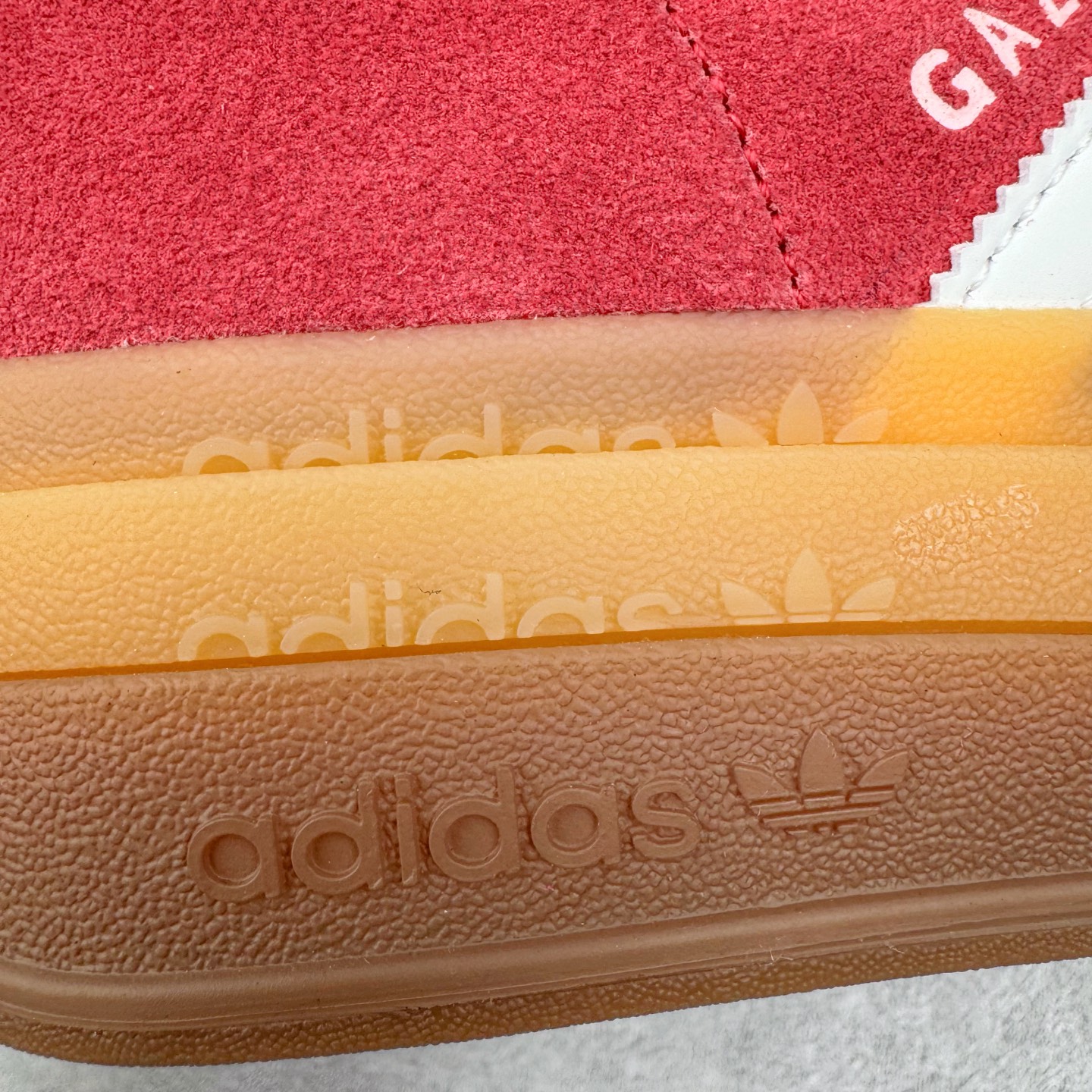 图片[18]-＃CS纯原 AD Originals Gazelle Bold W 羚羊松糕系列复古百搭厚底增高低帮休闲运动板鞋 ID6997 新的一年就要换新的打扮啦！除了设定变美、健身、减肥等目标外，你已经可以利用鞋子来“偷偷改善身材比例”的愿望了！ 因为有一句话。身高不够。鞋子来凑~赶快入手以下各大运动品牌最新推出的“厚底增高运动鞋”吧。 是最好穿最百搭的长腿神器。 重点是……不仅价格不错～鞋子也不错啊！Originals的Gazelle Bold鞋款打造出「超厚底版本」！延续流线鞋型、经典麂皮材质、白色三条线和侧面烫金标志的复古外型，奶油白鞋底高度直接乘3，出门搭上它，保证一路步步高升。尺码：36 36⅔ 37⅓ 38 38⅔ 39⅓ 40-选品中心