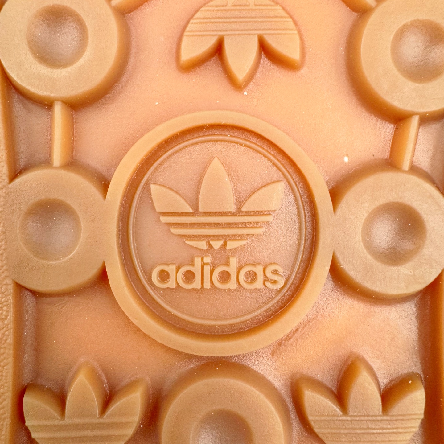 图片[19]-＃CS纯原 AD Originals Gazelle Bold W 羚羊松糕系列复古百搭厚底增高低帮休闲运动板鞋 ID6997 新的一年就要换新的打扮啦！除了设定变美、健身、减肥等目标外，你已经可以利用鞋子来“偷偷改善身材比例”的愿望了！ 因为有一句话。身高不够。鞋子来凑~赶快入手以下各大运动品牌最新推出的“厚底增高运动鞋”吧。 是最好穿最百搭的长腿神器。 重点是……不仅价格不错～鞋子也不错啊！Originals的Gazelle Bold鞋款打造出「超厚底版本」！延续流线鞋型、经典麂皮材质、白色三条线和侧面烫金标志的复古外型，奶油白鞋底高度直接乘3，出门搭上它，保证一路步步高升。尺码：36 36⅔ 37⅓ 38 38⅔ 39⅓ 40-选品中心