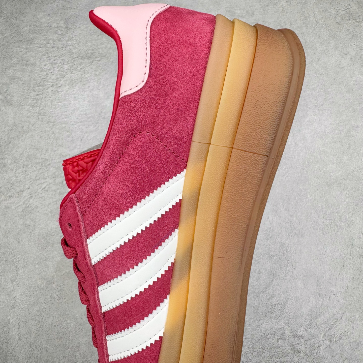 图片[7]-＃CS纯原 AD Originals Gazelle Bold W 羚羊松糕系列复古百搭厚底增高低帮休闲运动板鞋 ID6997 新的一年就要换新的打扮啦！除了设定变美、健身、减肥等目标外，你已经可以利用鞋子来“偷偷改善身材比例”的愿望了！ 因为有一句话。身高不够。鞋子来凑~赶快入手以下各大运动品牌最新推出的“厚底增高运动鞋”吧。 是最好穿最百搭的长腿神器。 重点是……不仅价格不错～鞋子也不错啊！Originals的Gazelle Bold鞋款打造出「超厚底版本」！延续流线鞋型、经典麂皮材质、白色三条线和侧面烫金标志的复古外型，奶油白鞋底高度直接乘3，出门搭上它，保证一路步步高升。尺码：36 36⅔ 37⅓ 38 38⅔ 39⅓ 40-选品中心