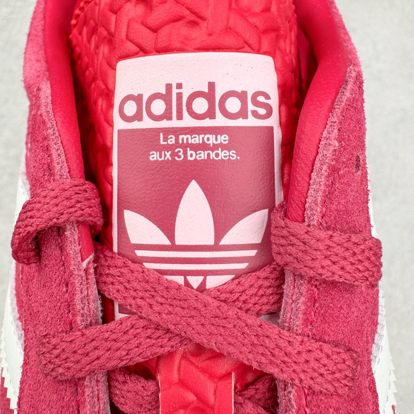 图片[14]-＃CS纯原 AD Originals Gazelle Bold W 羚羊松糕系列复古百搭厚底增高低帮休闲运动板鞋 ID6997 新的一年就要换新的打扮啦！除了设定变美、健身、减肥等目标外，你已经可以利用鞋子来“偷偷改善身材比例”的愿望了！ 因为有一句话。身高不够。鞋子来凑~赶快入手以下各大运动品牌最新推出的“厚底增高运动鞋”吧。 是最好穿最百搭的长腿神器。 重点是……不仅价格不错～鞋子也不错啊！Originals的Gazelle Bold鞋款打造出「超厚底版本」！延续流线鞋型、经典麂皮材质、白色三条线和侧面烫金标志的复古外型，奶油白鞋底高度直接乘3，出门搭上它，保证一路步步高升。尺码：36 36⅔ 37⅓ 38 38⅔ 39⅓ 40-选品中心