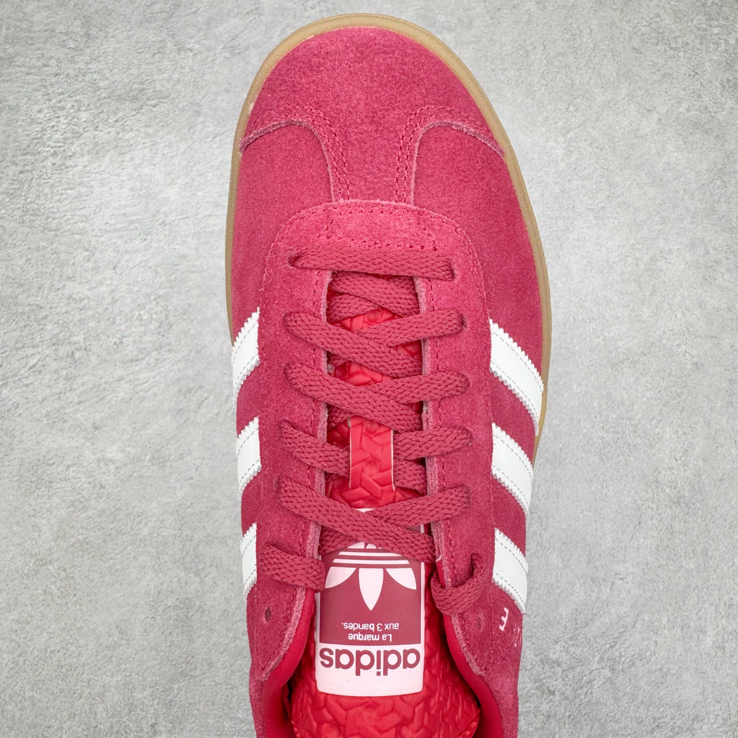 图片[4]-＃CS纯原 AD Originals Gazelle Bold W 羚羊松糕系列复古百搭厚底增高低帮休闲运动板鞋 ID6997 新的一年就要换新的打扮啦！除了设定变美、健身、减肥等目标外，你已经可以利用鞋子来“偷偷改善身材比例”的愿望了！ 因为有一句话。身高不够。鞋子来凑~赶快入手以下各大运动品牌最新推出的“厚底增高运动鞋”吧。 是最好穿最百搭的长腿神器。 重点是……不仅价格不错～鞋子也不错啊！Originals的Gazelle Bold鞋款打造出「超厚底版本」！延续流线鞋型、经典麂皮材质、白色三条线和侧面烫金标志的复古外型，奶油白鞋底高度直接乘3，出门搭上它，保证一路步步高升。尺码：36 36⅔ 37⅓ 38 38⅔ 39⅓ 40-选品中心