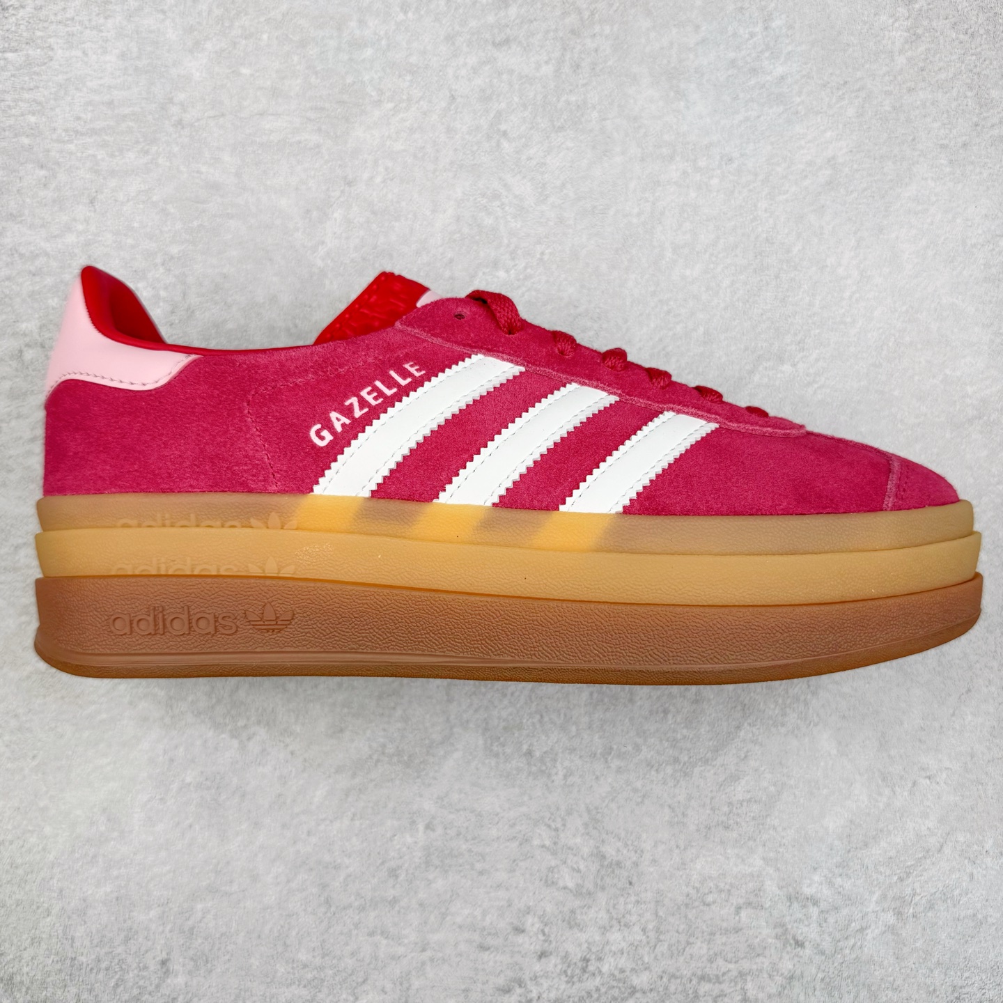 ＃CS纯原 AD Originals Gazelle Bold W 羚羊松糕系列复古百搭厚底增高低帮休闲运动板鞋 ID6997 新的一年就要换新的打扮啦！除了设定变美、健身、减肥等目标外，你已经可以利用鞋子来“偷偷改善身材比例”的愿望了！ 因为有一句话。身高不够。鞋子来凑~赶快入手以下各大运动品牌最新推出的“厚底增高运动鞋”吧。 是最好穿最百搭的长腿神器。 重点是……不仅价格不错～鞋子也不错啊！Originals的Gazelle Bold鞋款打造出「超厚底版本」！延续流线鞋型、经典麂皮材质、白色三条线和侧面烫金标志的复古外型，奶油白鞋底高度直接乘3，出门搭上它，保证一路步步高升。尺码：36 36⅔ 37⅓ 38 38⅔ 39⅓ 40-选品中心