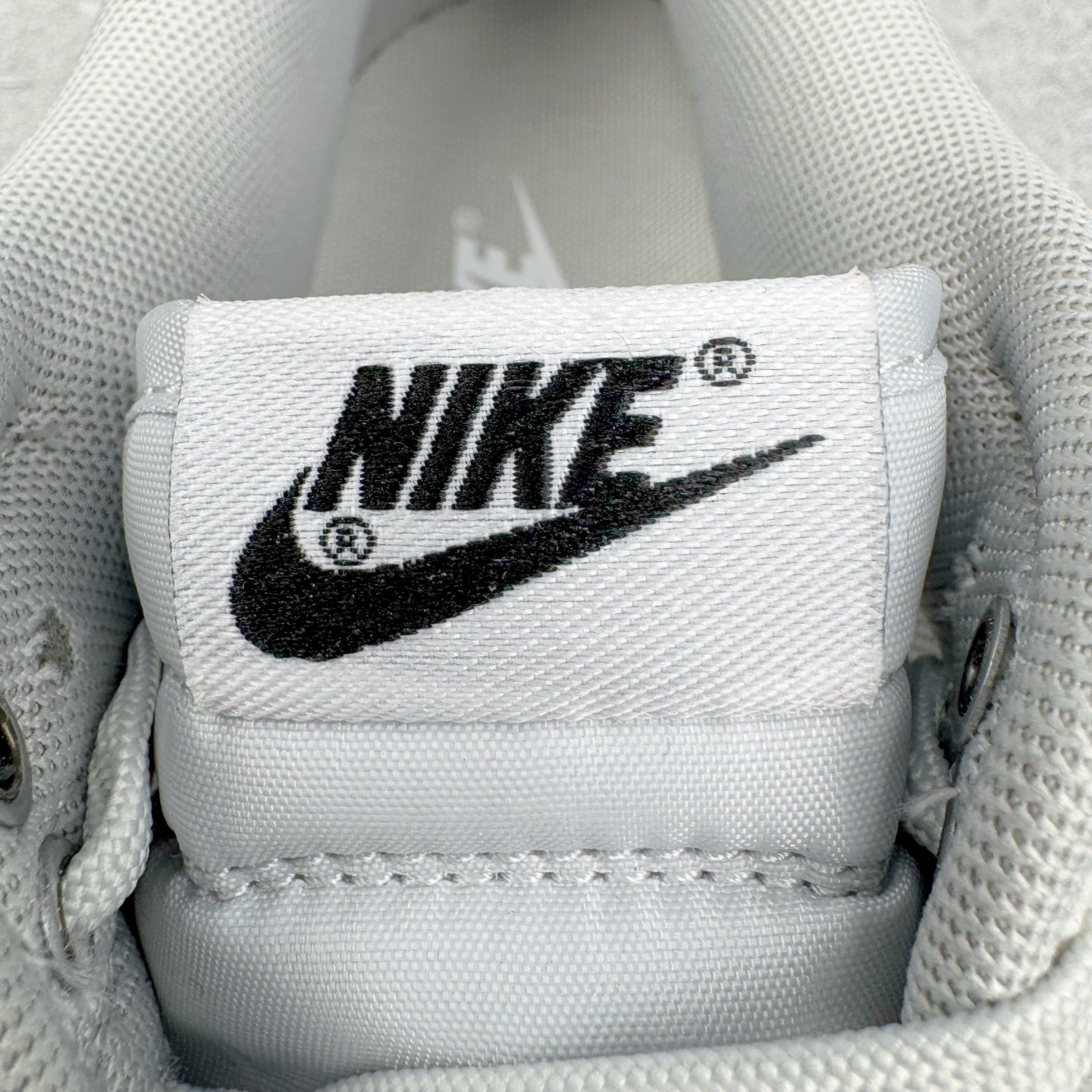 图片[15]-＃YC纯原 NK Dunk Low 钻在手心 WG0218-018 当球鞋化身移动艺术馆，鞋身以爱马仕大象灰铺陈底色，鳄鱼纹肌理衬以极致奢华感。侧翼Swoosh满天星碎钻铺设，宛如纯白画布上的银河密码。后跟「Limited Edition」钢印，宣告这是件限量典藏版的穿戴雕塑。行走随步态流转绽放菱镜效应，让撞鞋从此成为伪命题。定制系列天花板 无原鞋不开发 全系列得物原鞋一比一校对开发 配色持续更新中 终端对接 优势输出 全套原厂楦头原纸板数据档案倾力打造 原汁原味莞产 极致还原 圈内最强针车工艺 高端零售指定版 广东原厂配套原盒原标 鞋盒分三个尺码段 原厂冲刀 超高清洁度 全鞋零毛边皮料切割 采用原厂百宏鞋带以及原厂百宏织唛舌标 内标可供原厂几率过验 进口原装条纹中底布 四线拉帮白色点胶 原厂拉帮手法遵循公司 原厂电绣 极致还原 尺码：36 36.5 37.5 38 38.5 39 40 40.5 41 42 42.5 43 44 44.5 45 46-选品中心