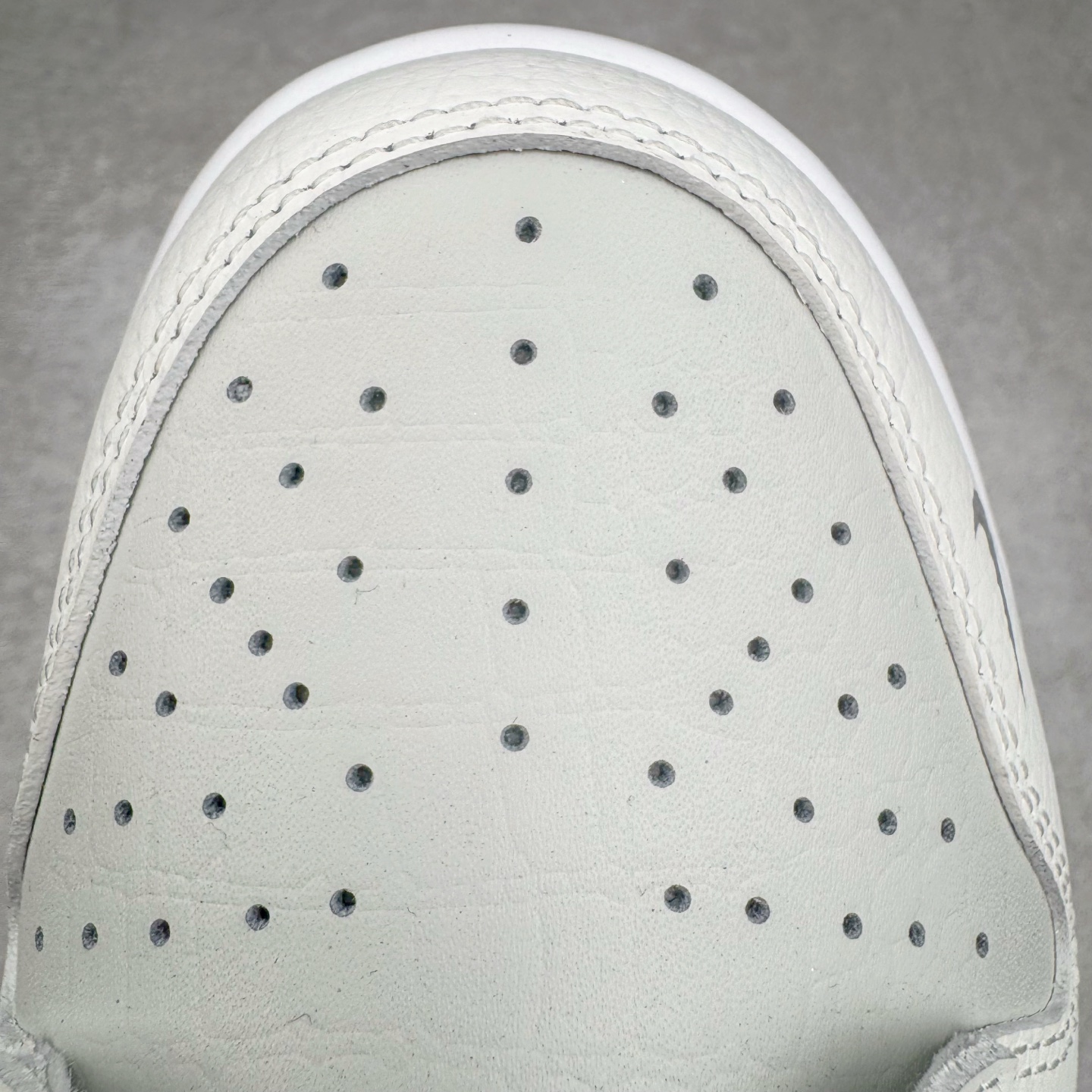 图片[17]-＃YC纯原 NK Dunk Low 钻在手心 WG0218-018 当球鞋化身移动艺术馆，鞋身以爱马仕大象灰铺陈底色，鳄鱼纹肌理衬以极致奢华感。侧翼Swoosh满天星碎钻铺设，宛如纯白画布上的银河密码。后跟「Limited Edition」钢印，宣告这是件限量典藏版的穿戴雕塑。行走随步态流转绽放菱镜效应，让撞鞋从此成为伪命题。定制系列天花板 无原鞋不开发 全系列得物原鞋一比一校对开发 配色持续更新中 终端对接 优势输出 全套原厂楦头原纸板数据档案倾力打造 原汁原味莞产 极致还原 圈内最强针车工艺 高端零售指定版 广东原厂配套原盒原标 鞋盒分三个尺码段 原厂冲刀 超高清洁度 全鞋零毛边皮料切割 采用原厂百宏鞋带以及原厂百宏织唛舌标 内标可供原厂几率过验 进口原装条纹中底布 四线拉帮白色点胶 原厂拉帮手法遵循公司 原厂电绣 极致还原 尺码：36 36.5 37.5 38 38.5 39 40 40.5 41 42 42.5 43 44 44.5 45 46-选品中心