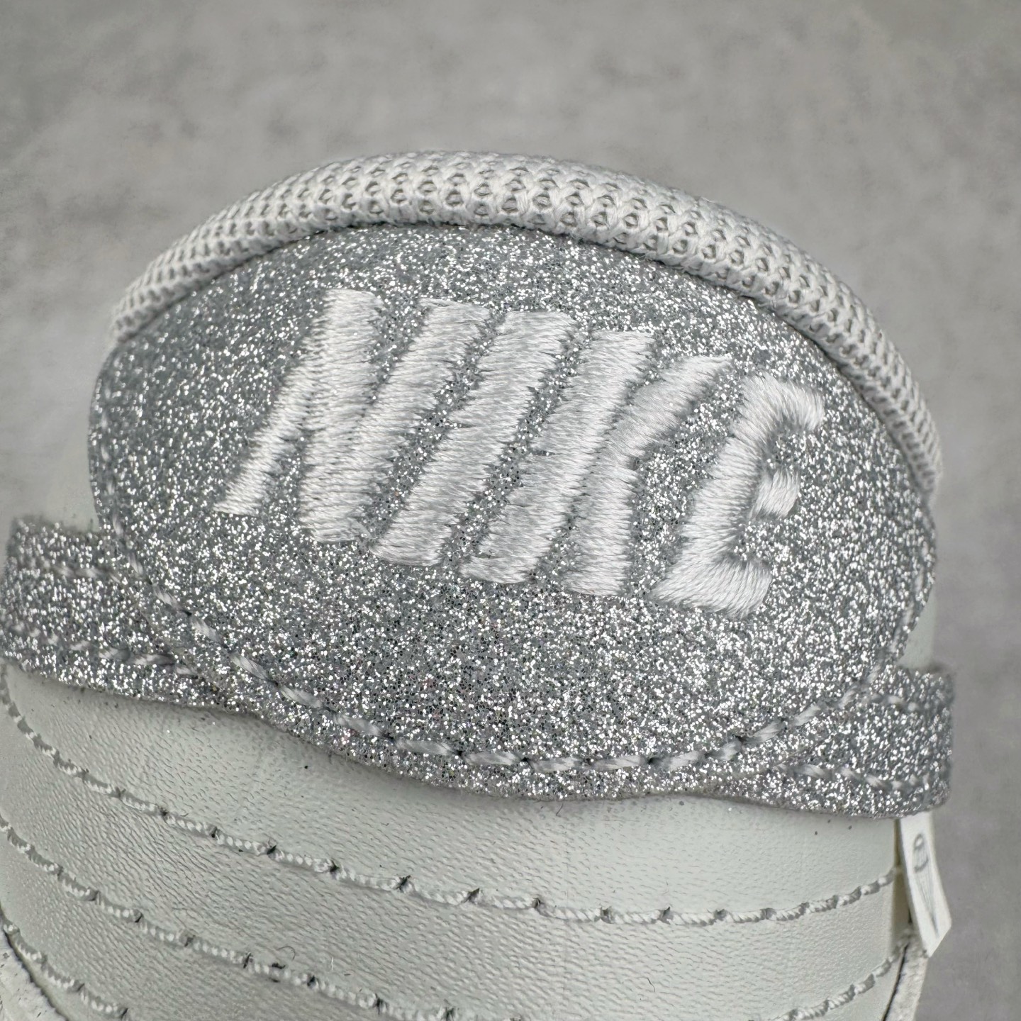 图片[18]-＃YC纯原 NK Dunk Low 钻在手心 WG0218-018 当球鞋化身移动艺术馆，鞋身以爱马仕大象灰铺陈底色，鳄鱼纹肌理衬以极致奢华感。侧翼Swoosh满天星碎钻铺设，宛如纯白画布上的银河密码。后跟「Limited Edition」钢印，宣告这是件限量典藏版的穿戴雕塑。行走随步态流转绽放菱镜效应，让撞鞋从此成为伪命题。定制系列天花板 无原鞋不开发 全系列得物原鞋一比一校对开发 配色持续更新中 终端对接 优势输出 全套原厂楦头原纸板数据档案倾力打造 原汁原味莞产 极致还原 圈内最强针车工艺 高端零售指定版 广东原厂配套原盒原标 鞋盒分三个尺码段 原厂冲刀 超高清洁度 全鞋零毛边皮料切割 采用原厂百宏鞋带以及原厂百宏织唛舌标 内标可供原厂几率过验 进口原装条纹中底布 四线拉帮白色点胶 原厂拉帮手法遵循公司 原厂电绣 极致还原 尺码：36 36.5 37.5 38 38.5 39 40 40.5 41 42 42.5 43 44 44.5 45 46-选品中心