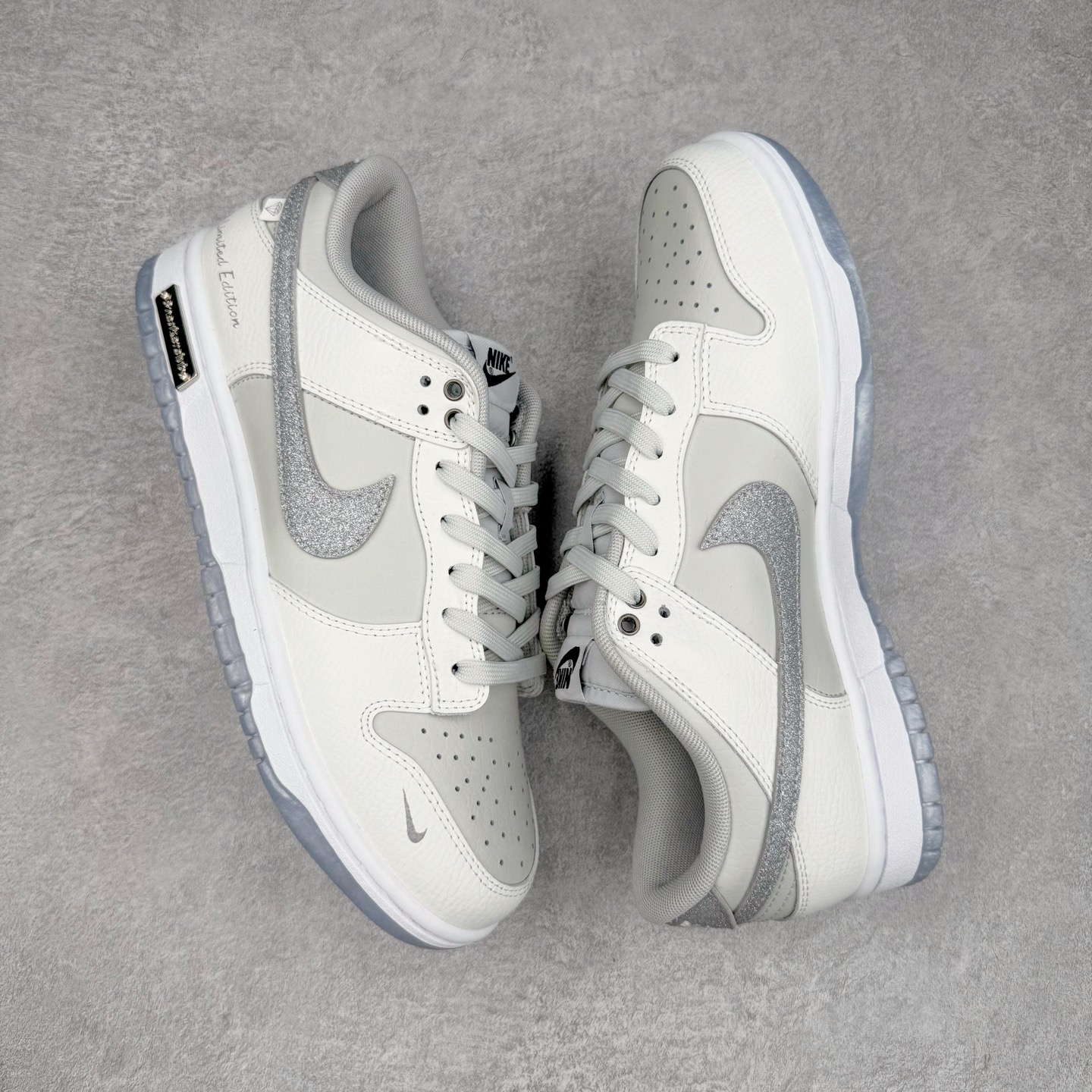 图片[3]-＃YC纯原 NK Dunk Low 钻在手心 WG0218-018 当球鞋化身移动艺术馆，鞋身以爱马仕大象灰铺陈底色，鳄鱼纹肌理衬以极致奢华感。侧翼Swoosh满天星碎钻铺设，宛如纯白画布上的银河密码。后跟「Limited Edition」钢印，宣告这是件限量典藏版的穿戴雕塑。行走随步态流转绽放菱镜效应，让撞鞋从此成为伪命题。定制系列天花板 无原鞋不开发 全系列得物原鞋一比一校对开发 配色持续更新中 终端对接 优势输出 全套原厂楦头原纸板数据档案倾力打造 原汁原味莞产 极致还原 圈内最强针车工艺 高端零售指定版 广东原厂配套原盒原标 鞋盒分三个尺码段 原厂冲刀 超高清洁度 全鞋零毛边皮料切割 采用原厂百宏鞋带以及原厂百宏织唛舌标 内标可供原厂几率过验 进口原装条纹中底布 四线拉帮白色点胶 原厂拉帮手法遵循公司 原厂电绣 极致还原 尺码：36 36.5 37.5 38 38.5 39 40 40.5 41 42 42.5 43 44 44.5 45 46-选品中心