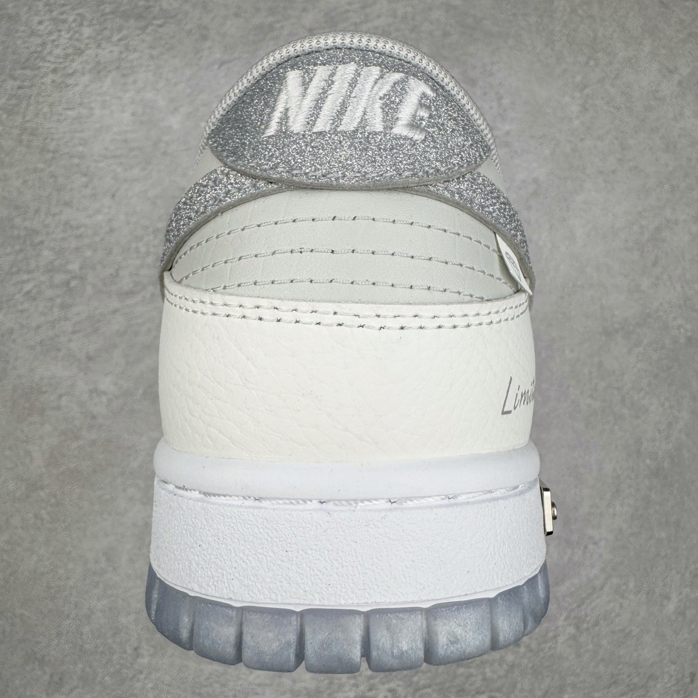 图片[8]-＃YC纯原 NK Dunk Low 钻在手心 WG0218-018 当球鞋化身移动艺术馆，鞋身以爱马仕大象灰铺陈底色，鳄鱼纹肌理衬以极致奢华感。侧翼Swoosh满天星碎钻铺设，宛如纯白画布上的银河密码。后跟「Limited Edition」钢印，宣告这是件限量典藏版的穿戴雕塑。行走随步态流转绽放菱镜效应，让撞鞋从此成为伪命题。定制系列天花板 无原鞋不开发 全系列得物原鞋一比一校对开发 配色持续更新中 终端对接 优势输出 全套原厂楦头原纸板数据档案倾力打造 原汁原味莞产 极致还原 圈内最强针车工艺 高端零售指定版 广东原厂配套原盒原标 鞋盒分三个尺码段 原厂冲刀 超高清洁度 全鞋零毛边皮料切割 采用原厂百宏鞋带以及原厂百宏织唛舌标 内标可供原厂几率过验 进口原装条纹中底布 四线拉帮白色点胶 原厂拉帮手法遵循公司 原厂电绣 极致还原 尺码：36 36.5 37.5 38 38.5 39 40 40.5 41 42 42.5 43 44 44.5 45 46-选品中心