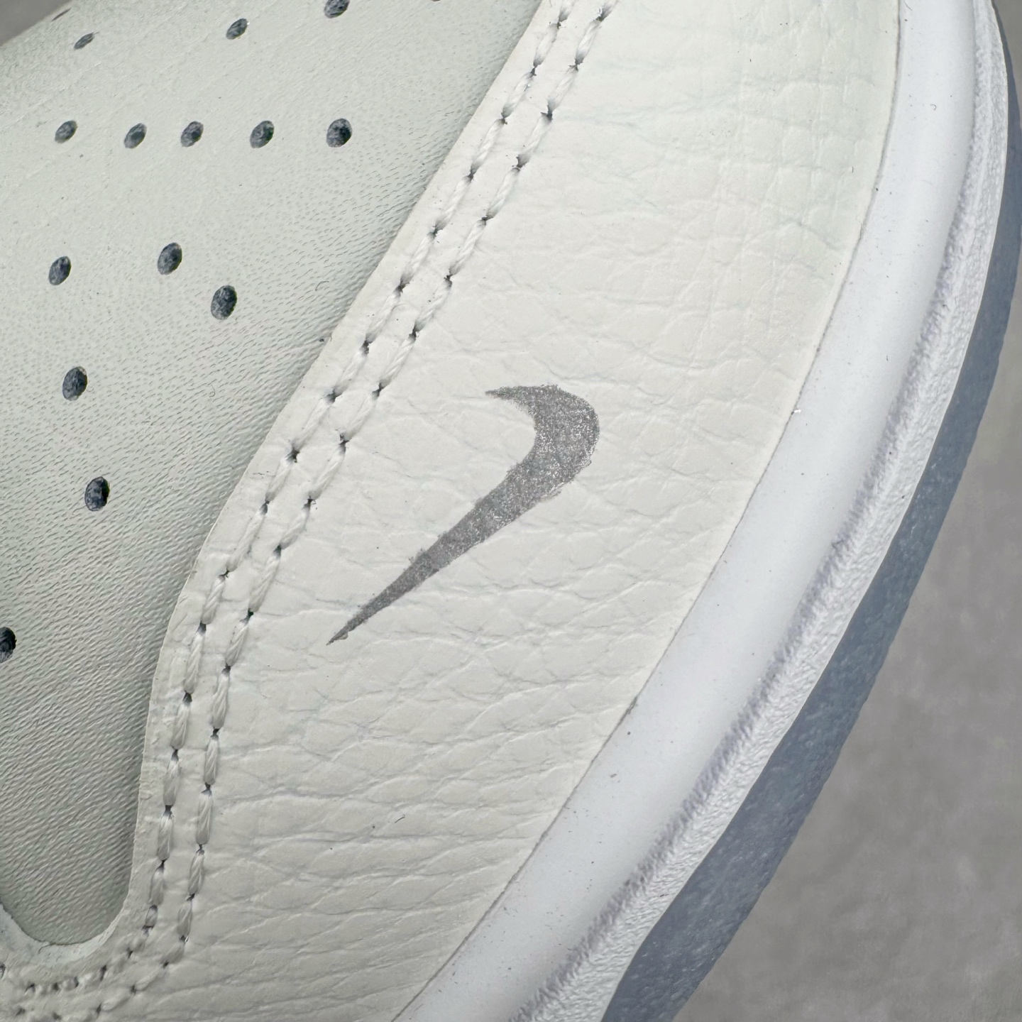 图片[16]-＃YC纯原 NK Dunk Low 钻在手心 WG0218-018 当球鞋化身移动艺术馆，鞋身以爱马仕大象灰铺陈底色，鳄鱼纹肌理衬以极致奢华感。侧翼Swoosh满天星碎钻铺设，宛如纯白画布上的银河密码。后跟「Limited Edition」钢印，宣告这是件限量典藏版的穿戴雕塑。行走随步态流转绽放菱镜效应，让撞鞋从此成为伪命题。定制系列天花板 无原鞋不开发 全系列得物原鞋一比一校对开发 配色持续更新中 终端对接 优势输出 全套原厂楦头原纸板数据档案倾力打造 原汁原味莞产 极致还原 圈内最强针车工艺 高端零售指定版 广东原厂配套原盒原标 鞋盒分三个尺码段 原厂冲刀 超高清洁度 全鞋零毛边皮料切割 采用原厂百宏鞋带以及原厂百宏织唛舌标 内标可供原厂几率过验 进口原装条纹中底布 四线拉帮白色点胶 原厂拉帮手法遵循公司 原厂电绣 极致还原 尺码：36 36.5 37.5 38 38.5 39 40 40.5 41 42 42.5 43 44 44.5 45 46-选品中心