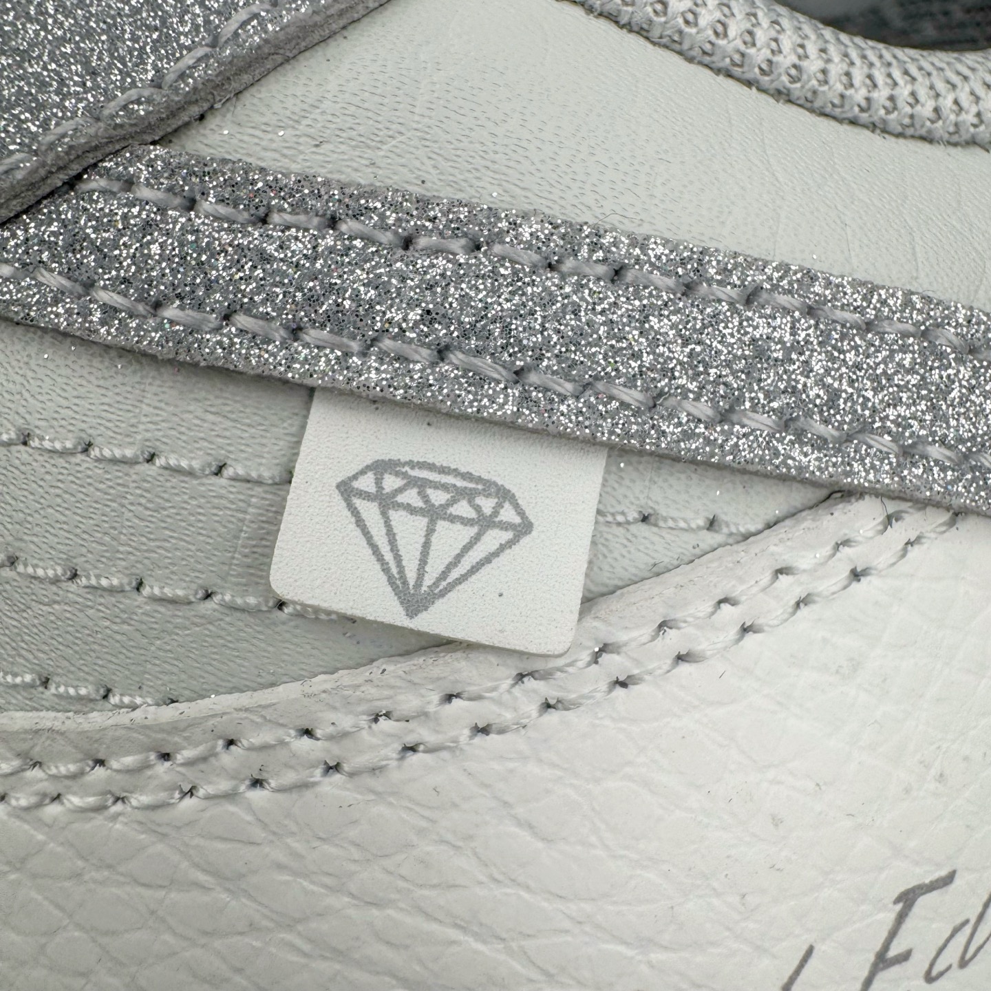 图片[19]-＃YC纯原 NK Dunk Low 钻在手心 WG0218-018 当球鞋化身移动艺术馆，鞋身以爱马仕大象灰铺陈底色，鳄鱼纹肌理衬以极致奢华感。侧翼Swoosh满天星碎钻铺设，宛如纯白画布上的银河密码。后跟「Limited Edition」钢印，宣告这是件限量典藏版的穿戴雕塑。行走随步态流转绽放菱镜效应，让撞鞋从此成为伪命题。定制系列天花板 无原鞋不开发 全系列得物原鞋一比一校对开发 配色持续更新中 终端对接 优势输出 全套原厂楦头原纸板数据档案倾力打造 原汁原味莞产 极致还原 圈内最强针车工艺 高端零售指定版 广东原厂配套原盒原标 鞋盒分三个尺码段 原厂冲刀 超高清洁度 全鞋零毛边皮料切割 采用原厂百宏鞋带以及原厂百宏织唛舌标 内标可供原厂几率过验 进口原装条纹中底布 四线拉帮白色点胶 原厂拉帮手法遵循公司 原厂电绣 极致还原 尺码：36 36.5 37.5 38 38.5 39 40 40.5 41 42 42.5 43 44 44.5 45 46-选品中心