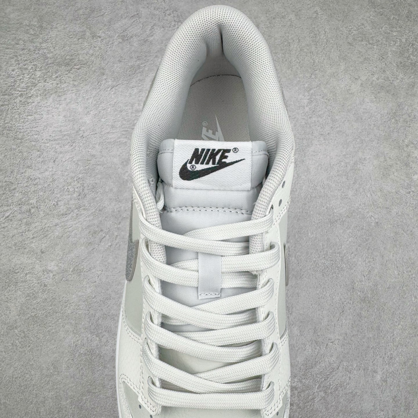 图片[5]-＃YC纯原 NK Dunk Low 钻在手心 WG0218-018 当球鞋化身移动艺术馆，鞋身以爱马仕大象灰铺陈底色，鳄鱼纹肌理衬以极致奢华感。侧翼Swoosh满天星碎钻铺设，宛如纯白画布上的银河密码。后跟「Limited Edition」钢印，宣告这是件限量典藏版的穿戴雕塑。行走随步态流转绽放菱镜效应，让撞鞋从此成为伪命题。定制系列天花板 无原鞋不开发 全系列得物原鞋一比一校对开发 配色持续更新中 终端对接 优势输出 全套原厂楦头原纸板数据档案倾力打造 原汁原味莞产 极致还原 圈内最强针车工艺 高端零售指定版 广东原厂配套原盒原标 鞋盒分三个尺码段 原厂冲刀 超高清洁度 全鞋零毛边皮料切割 采用原厂百宏鞋带以及原厂百宏织唛舌标 内标可供原厂几率过验 进口原装条纹中底布 四线拉帮白色点胶 原厂拉帮手法遵循公司 原厂电绣 极致还原 尺码：36 36.5 37.5 38 38.5 39 40 40.5 41 42 42.5 43 44 44.5 45 46-选品中心