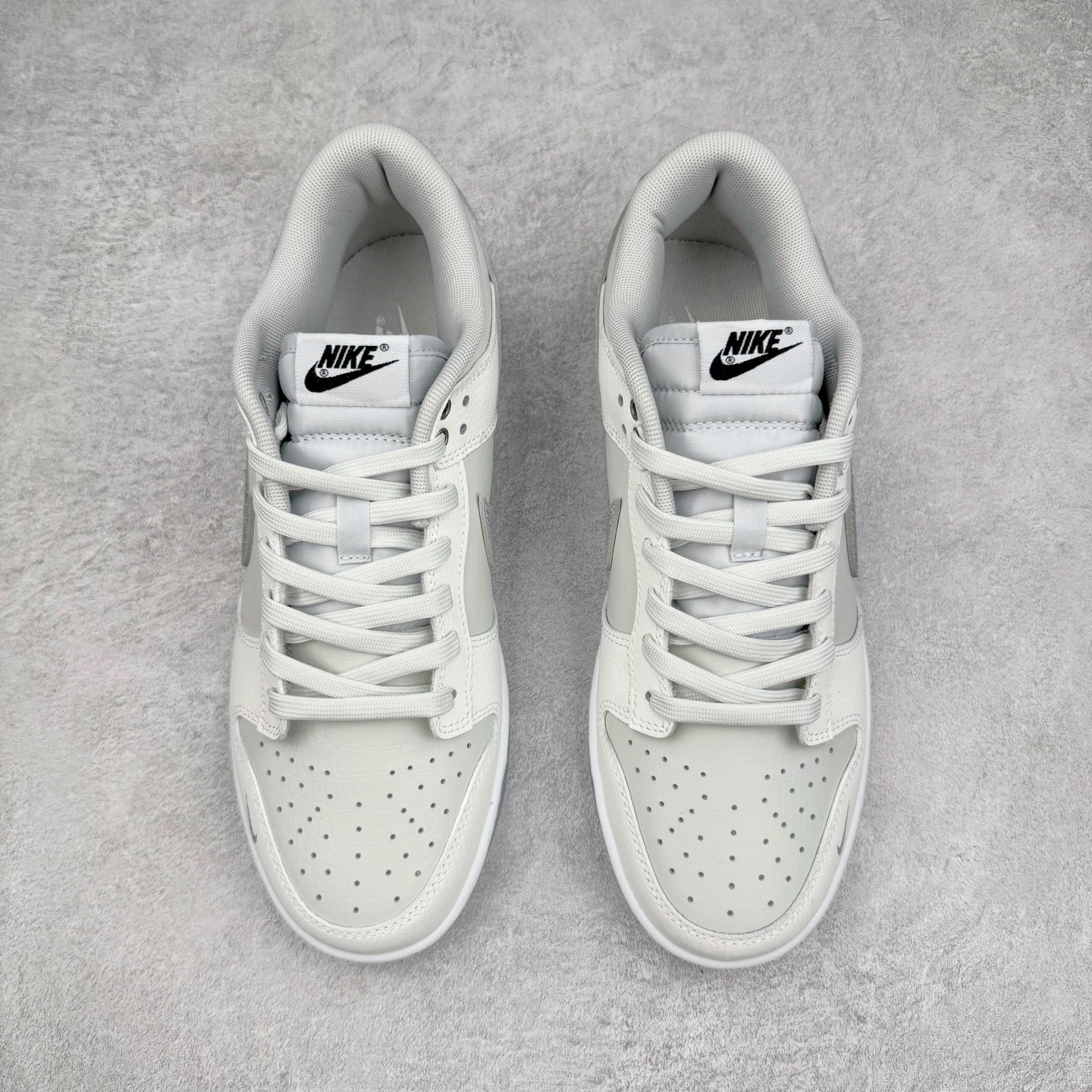 图片[2]-＃YC纯原 NK Dunk Low 钻在手心 WG0218-018 当球鞋化身移动艺术馆，鞋身以爱马仕大象灰铺陈底色，鳄鱼纹肌理衬以极致奢华感。侧翼Swoosh满天星碎钻铺设，宛如纯白画布上的银河密码。后跟「Limited Edition」钢印，宣告这是件限量典藏版的穿戴雕塑。行走随步态流转绽放菱镜效应，让撞鞋从此成为伪命题。定制系列天花板 无原鞋不开发 全系列得物原鞋一比一校对开发 配色持续更新中 终端对接 优势输出 全套原厂楦头原纸板数据档案倾力打造 原汁原味莞产 极致还原 圈内最强针车工艺 高端零售指定版 广东原厂配套原盒原标 鞋盒分三个尺码段 原厂冲刀 超高清洁度 全鞋零毛边皮料切割 采用原厂百宏鞋带以及原厂百宏织唛舌标 内标可供原厂几率过验 进口原装条纹中底布 四线拉帮白色点胶 原厂拉帮手法遵循公司 原厂电绣 极致还原 尺码：36 36.5 37.5 38 38.5 39 40 40.5 41 42 42.5 43 44 44.5 45 46-选品中心