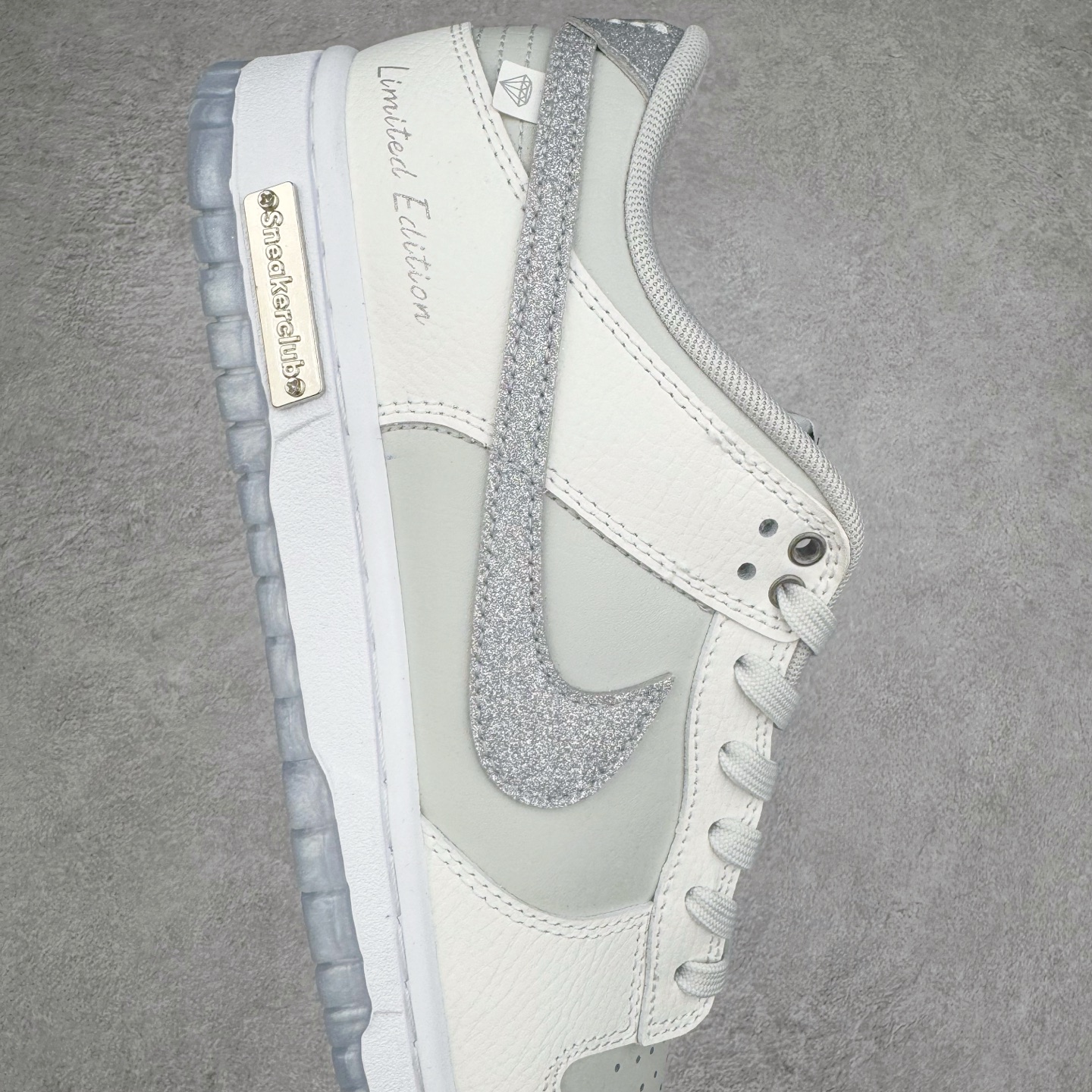 图片[6]-＃YC纯原 NK Dunk Low 钻在手心 WG0218-018 当球鞋化身移动艺术馆，鞋身以爱马仕大象灰铺陈底色，鳄鱼纹肌理衬以极致奢华感。侧翼Swoosh满天星碎钻铺设，宛如纯白画布上的银河密码。后跟「Limited Edition」钢印，宣告这是件限量典藏版的穿戴雕塑。行走随步态流转绽放菱镜效应，让撞鞋从此成为伪命题。定制系列天花板 无原鞋不开发 全系列得物原鞋一比一校对开发 配色持续更新中 终端对接 优势输出 全套原厂楦头原纸板数据档案倾力打造 原汁原味莞产 极致还原 圈内最强针车工艺 高端零售指定版 广东原厂配套原盒原标 鞋盒分三个尺码段 原厂冲刀 超高清洁度 全鞋零毛边皮料切割 采用原厂百宏鞋带以及原厂百宏织唛舌标 内标可供原厂几率过验 进口原装条纹中底布 四线拉帮白色点胶 原厂拉帮手法遵循公司 原厂电绣 极致还原 尺码：36 36.5 37.5 38 38.5 39 40 40.5 41 42 42.5 43 44 44.5 45 46-选品中心