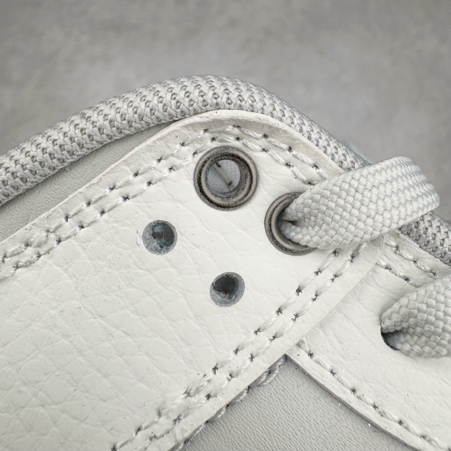 图片[10]-＃YC纯原 NK Dunk Low 钻在手心 WG0218-018 当球鞋化身移动艺术馆，鞋身以爱马仕大象灰铺陈底色，鳄鱼纹肌理衬以极致奢华感。侧翼Swoosh满天星碎钻铺设，宛如纯白画布上的银河密码。后跟「Limited Edition」钢印，宣告这是件限量典藏版的穿戴雕塑。行走随步态流转绽放菱镜效应，让撞鞋从此成为伪命题。定制系列天花板 无原鞋不开发 全系列得物原鞋一比一校对开发 配色持续更新中 终端对接 优势输出 全套原厂楦头原纸板数据档案倾力打造 原汁原味莞产 极致还原 圈内最强针车工艺 高端零售指定版 广东原厂配套原盒原标 鞋盒分三个尺码段 原厂冲刀 超高清洁度 全鞋零毛边皮料切割 采用原厂百宏鞋带以及原厂百宏织唛舌标 内标可供原厂几率过验 进口原装条纹中底布 四线拉帮白色点胶 原厂拉帮手法遵循公司 原厂电绣 极致还原 尺码：36 36.5 37.5 38 38.5 39 40 40.5 41 42 42.5 43 44 44.5 45 46-选品中心