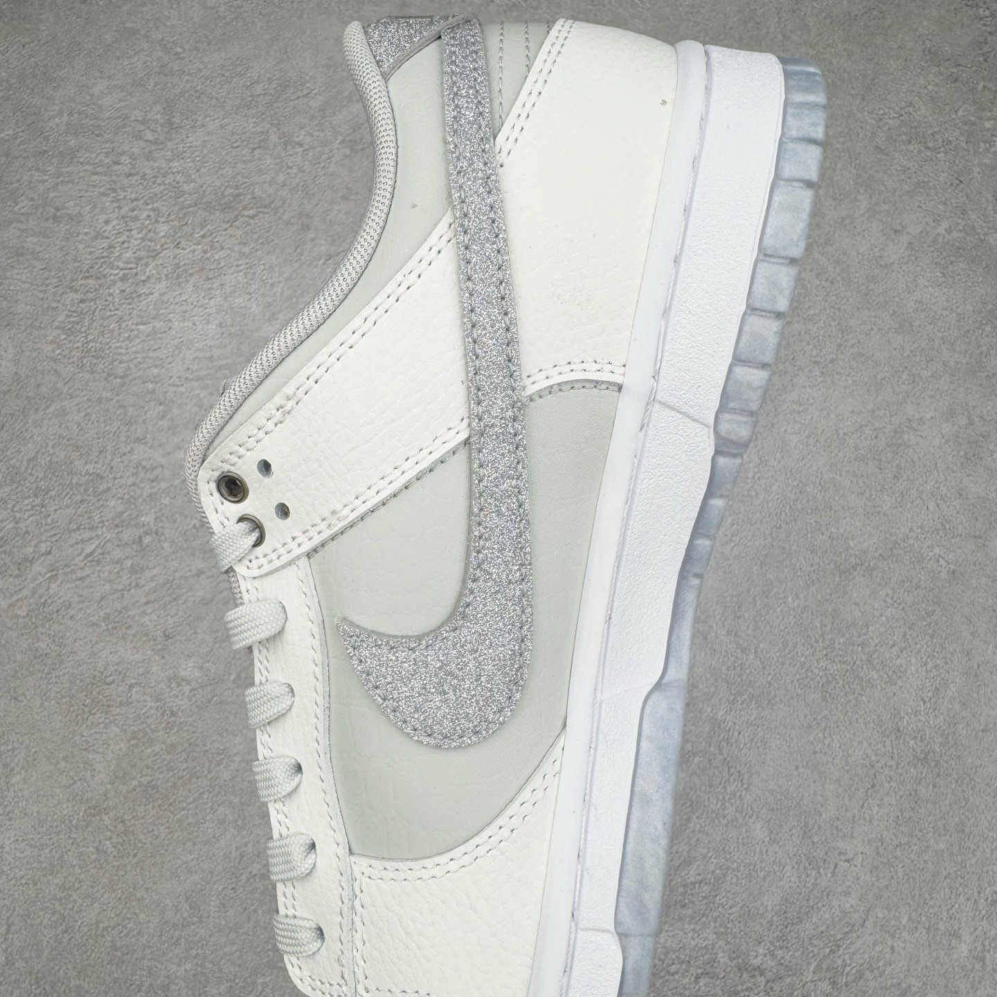 图片[7]-＃YC纯原 NK Dunk Low 钻在手心 WG0218-018 当球鞋化身移动艺术馆，鞋身以爱马仕大象灰铺陈底色，鳄鱼纹肌理衬以极致奢华感。侧翼Swoosh满天星碎钻铺设，宛如纯白画布上的银河密码。后跟「Limited Edition」钢印，宣告这是件限量典藏版的穿戴雕塑。行走随步态流转绽放菱镜效应，让撞鞋从此成为伪命题。定制系列天花板 无原鞋不开发 全系列得物原鞋一比一校对开发 配色持续更新中 终端对接 优势输出 全套原厂楦头原纸板数据档案倾力打造 原汁原味莞产 极致还原 圈内最强针车工艺 高端零售指定版 广东原厂配套原盒原标 鞋盒分三个尺码段 原厂冲刀 超高清洁度 全鞋零毛边皮料切割 采用原厂百宏鞋带以及原厂百宏织唛舌标 内标可供原厂几率过验 进口原装条纹中底布 四线拉帮白色点胶 原厂拉帮手法遵循公司 原厂电绣 极致还原 尺码：36 36.5 37.5 38 38.5 39 40 40.5 41 42 42.5 43 44 44.5 45 46-选品中心