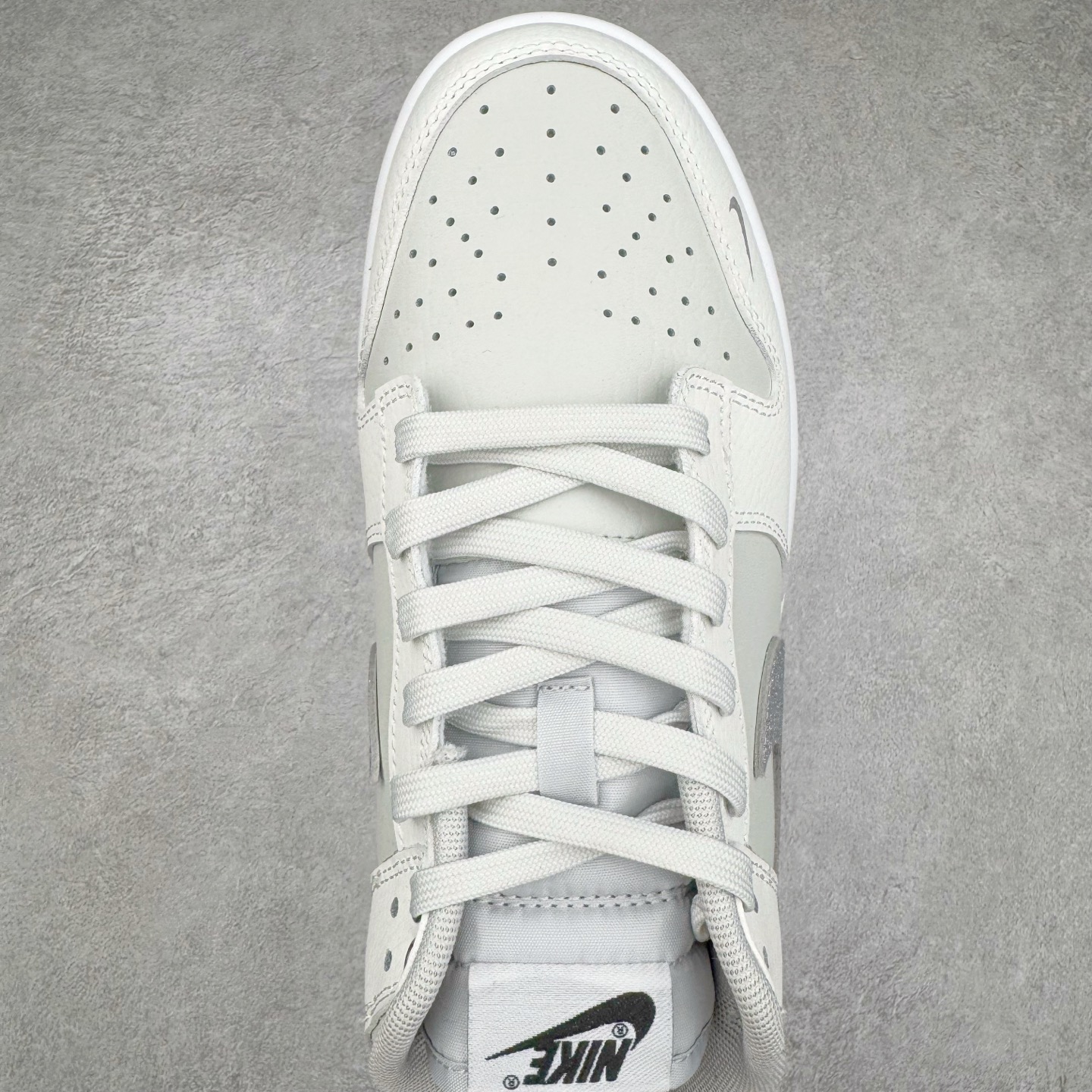 图片[4]-＃YC纯原 NK Dunk Low 钻在手心 WG0218-018 当球鞋化身移动艺术馆，鞋身以爱马仕大象灰铺陈底色，鳄鱼纹肌理衬以极致奢华感。侧翼Swoosh满天星碎钻铺设，宛如纯白画布上的银河密码。后跟「Limited Edition」钢印，宣告这是件限量典藏版的穿戴雕塑。行走随步态流转绽放菱镜效应，让撞鞋从此成为伪命题。定制系列天花板 无原鞋不开发 全系列得物原鞋一比一校对开发 配色持续更新中 终端对接 优势输出 全套原厂楦头原纸板数据档案倾力打造 原汁原味莞产 极致还原 圈内最强针车工艺 高端零售指定版 广东原厂配套原盒原标 鞋盒分三个尺码段 原厂冲刀 超高清洁度 全鞋零毛边皮料切割 采用原厂百宏鞋带以及原厂百宏织唛舌标 内标可供原厂几率过验 进口原装条纹中底布 四线拉帮白色点胶 原厂拉帮手法遵循公司 原厂电绣 极致还原 尺码：36 36.5 37.5 38 38.5 39 40 40.5 41 42 42.5 43 44 44.5 45 46-选品中心