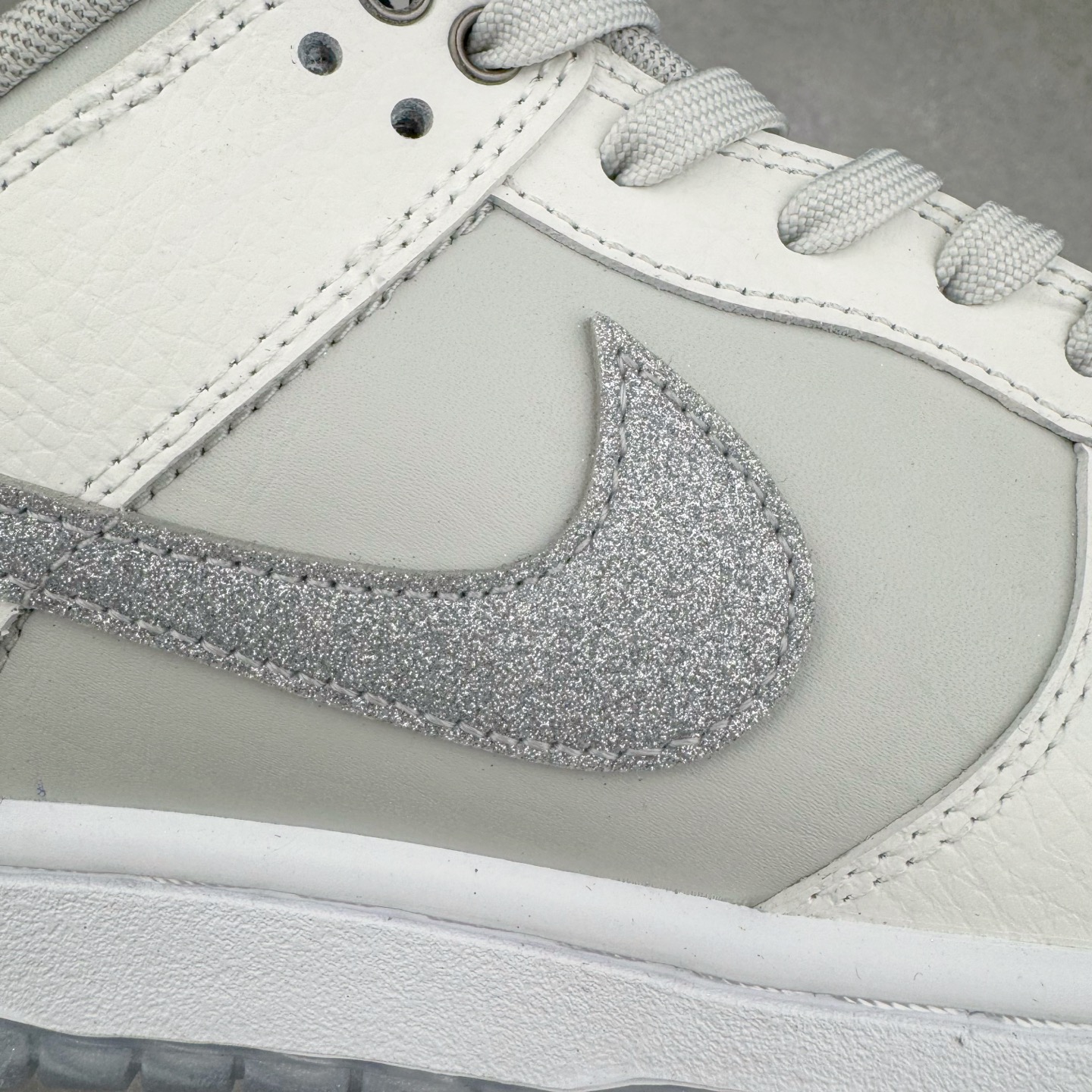 图片[11]-＃YC纯原 NK Dunk Low 钻在手心 WG0218-018 当球鞋化身移动艺术馆，鞋身以爱马仕大象灰铺陈底色，鳄鱼纹肌理衬以极致奢华感。侧翼Swoosh满天星碎钻铺设，宛如纯白画布上的银河密码。后跟「Limited Edition」钢印，宣告这是件限量典藏版的穿戴雕塑。行走随步态流转绽放菱镜效应，让撞鞋从此成为伪命题。定制系列天花板 无原鞋不开发 全系列得物原鞋一比一校对开发 配色持续更新中 终端对接 优势输出 全套原厂楦头原纸板数据档案倾力打造 原汁原味莞产 极致还原 圈内最强针车工艺 高端零售指定版 广东原厂配套原盒原标 鞋盒分三个尺码段 原厂冲刀 超高清洁度 全鞋零毛边皮料切割 采用原厂百宏鞋带以及原厂百宏织唛舌标 内标可供原厂几率过验 进口原装条纹中底布 四线拉帮白色点胶 原厂拉帮手法遵循公司 原厂电绣 极致还原 尺码：36 36.5 37.5 38 38.5 39 40 40.5 41 42 42.5 43 44 44.5 45 46-选品中心