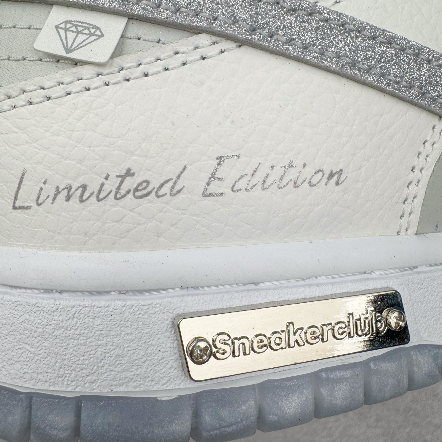 图片[20]-＃YC纯原 NK Dunk Low 钻在手心 WG0218-018 当球鞋化身移动艺术馆，鞋身以爱马仕大象灰铺陈底色，鳄鱼纹肌理衬以极致奢华感。侧翼Swoosh满天星碎钻铺设，宛如纯白画布上的银河密码。后跟「Limited Edition」钢印，宣告这是件限量典藏版的穿戴雕塑。行走随步态流转绽放菱镜效应，让撞鞋从此成为伪命题。定制系列天花板 无原鞋不开发 全系列得物原鞋一比一校对开发 配色持续更新中 终端对接 优势输出 全套原厂楦头原纸板数据档案倾力打造 原汁原味莞产 极致还原 圈内最强针车工艺 高端零售指定版 广东原厂配套原盒原标 鞋盒分三个尺码段 原厂冲刀 超高清洁度 全鞋零毛边皮料切割 采用原厂百宏鞋带以及原厂百宏织唛舌标 内标可供原厂几率过验 进口原装条纹中底布 四线拉帮白色点胶 原厂拉帮手法遵循公司 原厂电绣 极致还原 尺码：36 36.5 37.5 38 38.5 39 40 40.5 41 42 42.5 43 44 44.5 45 46-选品中心