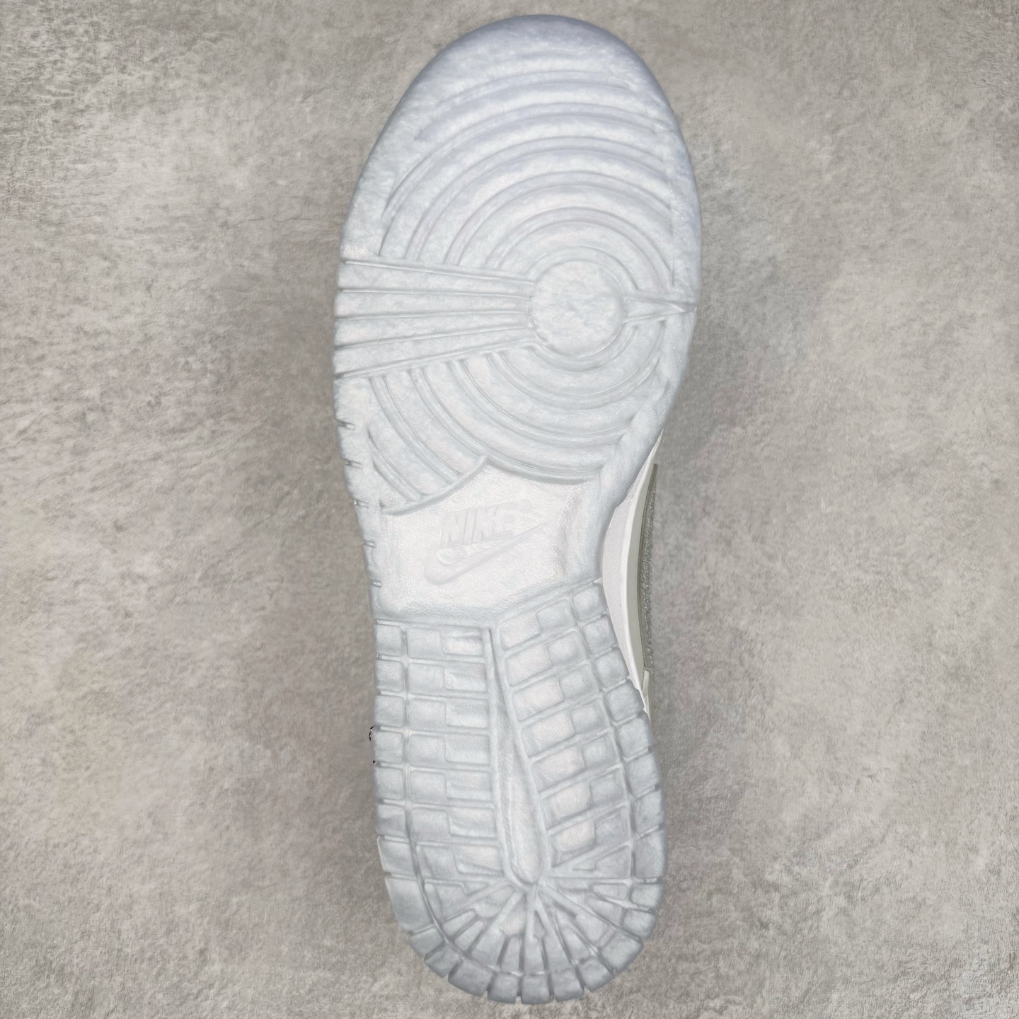 图片[9]-＃YC纯原 NK Dunk Low 钻在手心 WG0218-018 当球鞋化身移动艺术馆，鞋身以爱马仕大象灰铺陈底色，鳄鱼纹肌理衬以极致奢华感。侧翼Swoosh满天星碎钻铺设，宛如纯白画布上的银河密码。后跟「Limited Edition」钢印，宣告这是件限量典藏版的穿戴雕塑。行走随步态流转绽放菱镜效应，让撞鞋从此成为伪命题。定制系列天花板 无原鞋不开发 全系列得物原鞋一比一校对开发 配色持续更新中 终端对接 优势输出 全套原厂楦头原纸板数据档案倾力打造 原汁原味莞产 极致还原 圈内最强针车工艺 高端零售指定版 广东原厂配套原盒原标 鞋盒分三个尺码段 原厂冲刀 超高清洁度 全鞋零毛边皮料切割 采用原厂百宏鞋带以及原厂百宏织唛舌标 内标可供原厂几率过验 进口原装条纹中底布 四线拉帮白色点胶 原厂拉帮手法遵循公司 原厂电绣 极致还原 尺码：36 36.5 37.5 38 38.5 39 40 40.5 41 42 42.5 43 44 44.5 45 46-选品中心