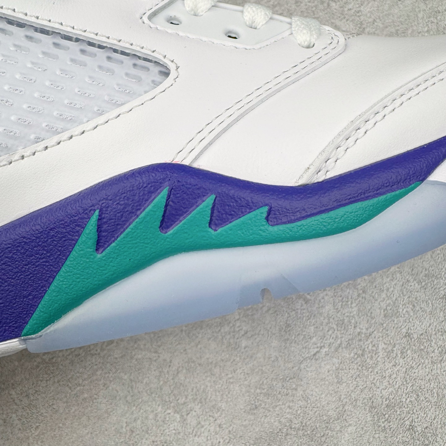 图片[18]-＃纯原 Air Jordan AJ5 OG “Grape” 白紫色 HQ7978-100 原楦原纸板开发 采购原厂皮料 原厂定型 后跟完美效果 到手可放心比对发售原鞋 上脚百分百充当正品驾驭 真正原装公司级完美鞋型 一切细节实拍所见所得！纸板中底、钢印 完美版型 一应俱全外贸专供 发国外寄售可稳妥充正操作 尺码：40 40.5 41 42 42.5 43 44 44.5 45 46 47.5 48.5-选品中心