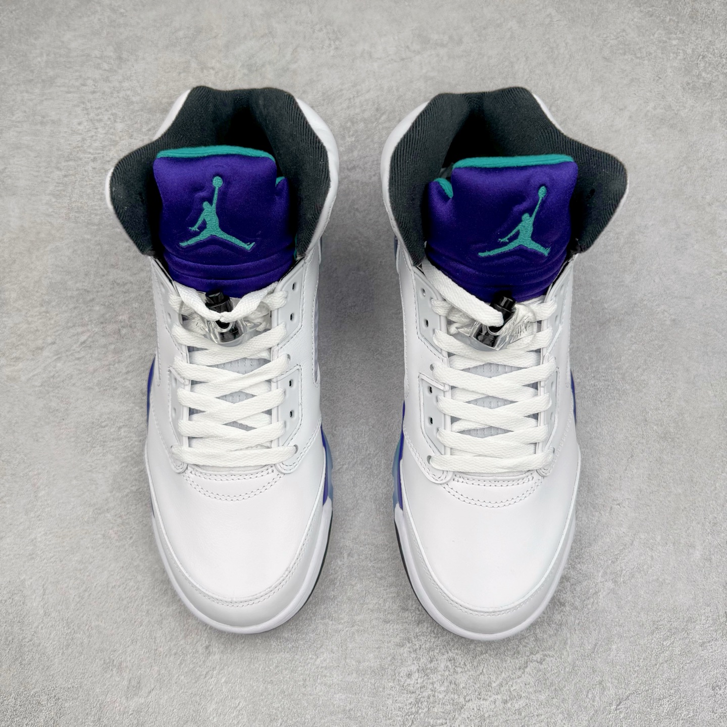 图片[2]-＃纯原 Air Jordan AJ5 OG “Grape” 白紫色 HQ7978-100 原楦原纸板开发 采购原厂皮料 原厂定型 后跟完美效果 到手可放心比对发售原鞋 上脚百分百充当正品驾驭 真正原装公司级完美鞋型 一切细节实拍所见所得！纸板中底、钢印 完美版型 一应俱全外贸专供 发国外寄售可稳妥充正操作 尺码：40 40.5 41 42 42.5 43 44 44.5 45 46 47.5 48.5-选品中心