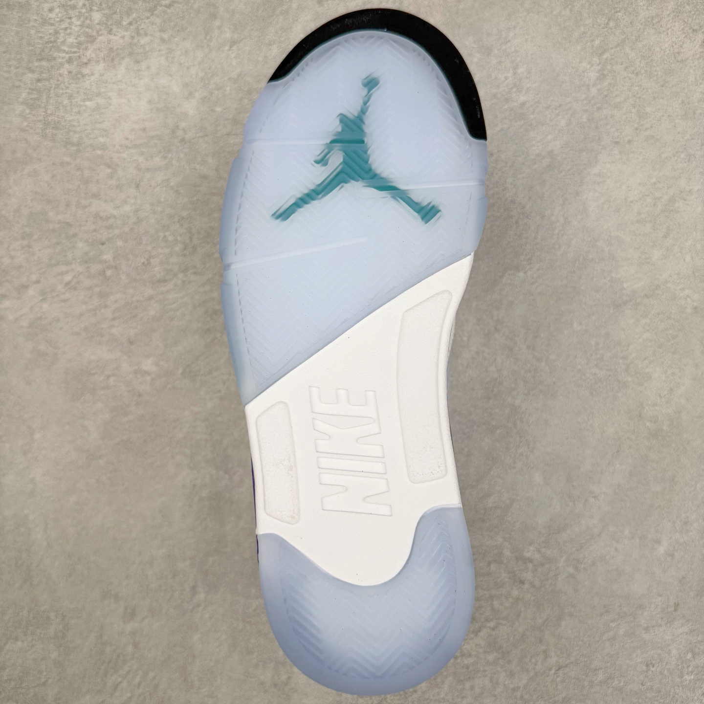 图片[9]-＃纯原 Air Jordan AJ5 OG “Grape” 白紫色 HQ7978-100 原楦原纸板开发 采购原厂皮料 原厂定型 后跟完美效果 到手可放心比对发售原鞋 上脚百分百充当正品驾驭 真正原装公司级完美鞋型 一切细节实拍所见所得！纸板中底、钢印 完美版型 一应俱全外贸专供 发国外寄售可稳妥充正操作 尺码：40 40.5 41 42 42.5 43 44 44.5 45 46 47.5 48.5-选品中心