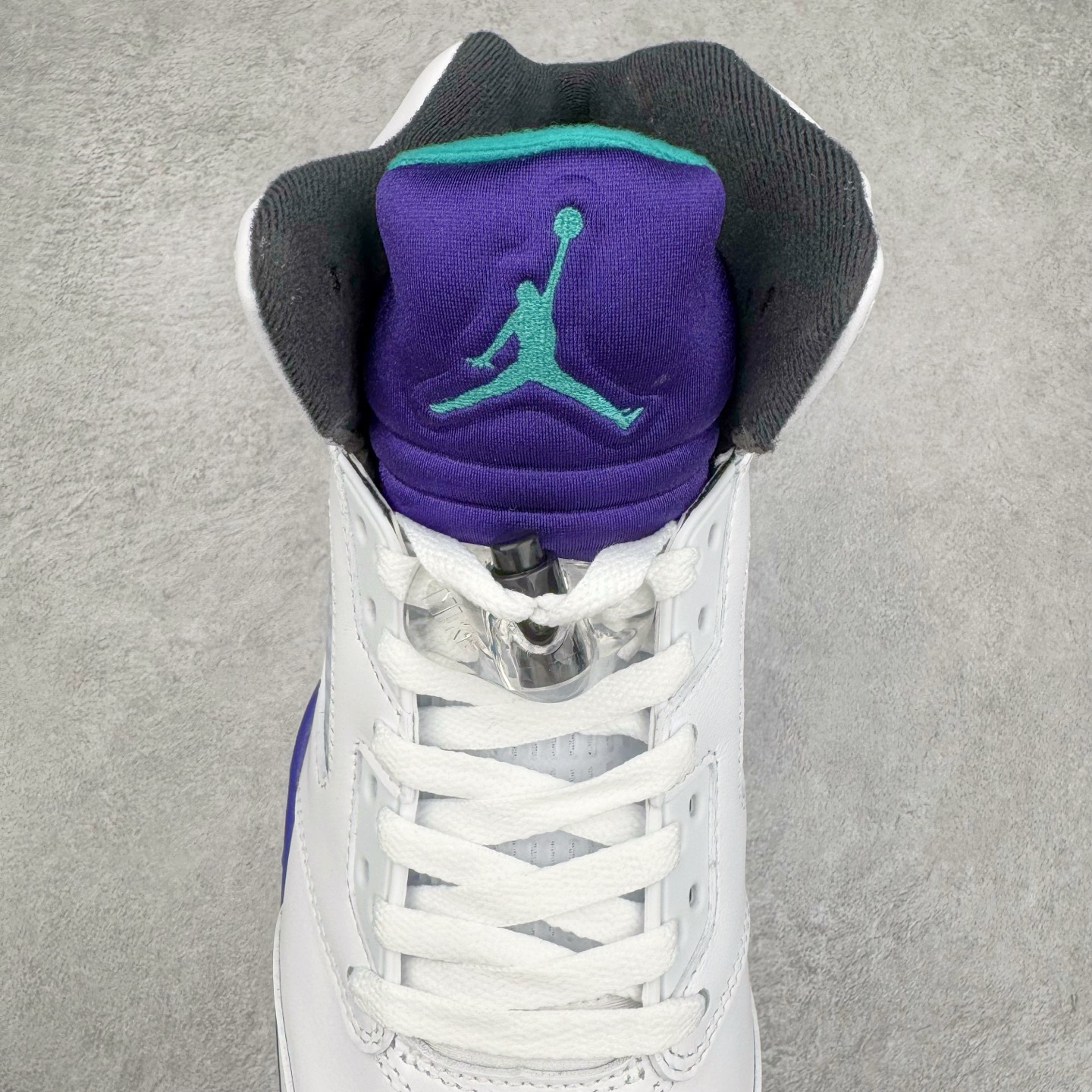 图片[5]-＃纯原 Air Jordan AJ5 OG “Grape” 白紫色 HQ7978-100 原楦原纸板开发 采购原厂皮料 原厂定型 后跟完美效果 到手可放心比对发售原鞋 上脚百分百充当正品驾驭 真正原装公司级完美鞋型 一切细节实拍所见所得！纸板中底、钢印 完美版型 一应俱全外贸专供 发国外寄售可稳妥充正操作 尺码：40 40.5 41 42 42.5 43 44 44.5 45 46 47.5 48.5-选品中心