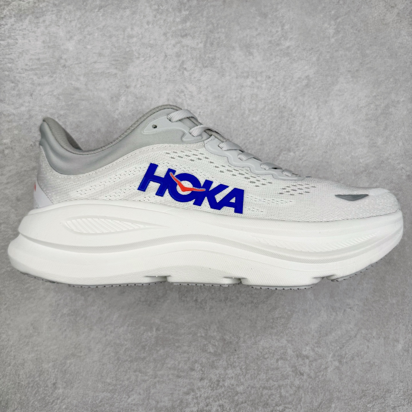 HOKA ONE ONE Bondi 9 WIDE 邦迪九代舒适防滑耐磨低帮休闲跑步鞋 HOKA ONE ONE是来自美国的跑步鞋知名品牌，创立于2009年，始终致力于为所有跑者提供更新、更好的跑步装备。相比常规跑鞋，HOKA ONE ONE特别研发使用性能独特的几何形跑鞋中底，此种鞋底更厚、更高、回弹性也更好，除了卓越的缓冲性能，它还能內各种阶段的跑者带来更具动感、更加稳定的跑步体验。HOKAONE ONE从设计之初就清楚意识到，要保证跑者步幅的均匀一致，双脚自然而然的运动至关重要。尺码：36 36.5 37.5 38 38.5 39 40 40.5 41 42 42.5 43 44 44.5 45-选品中心